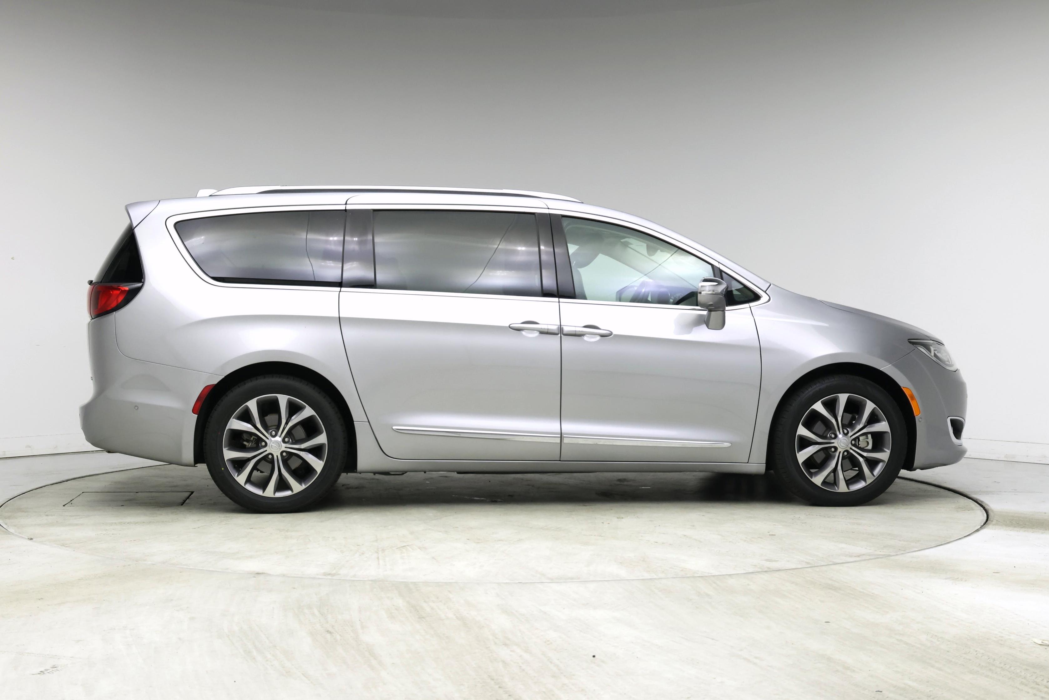 Thumbnail: 2017 Chrysler Pacifica - 7