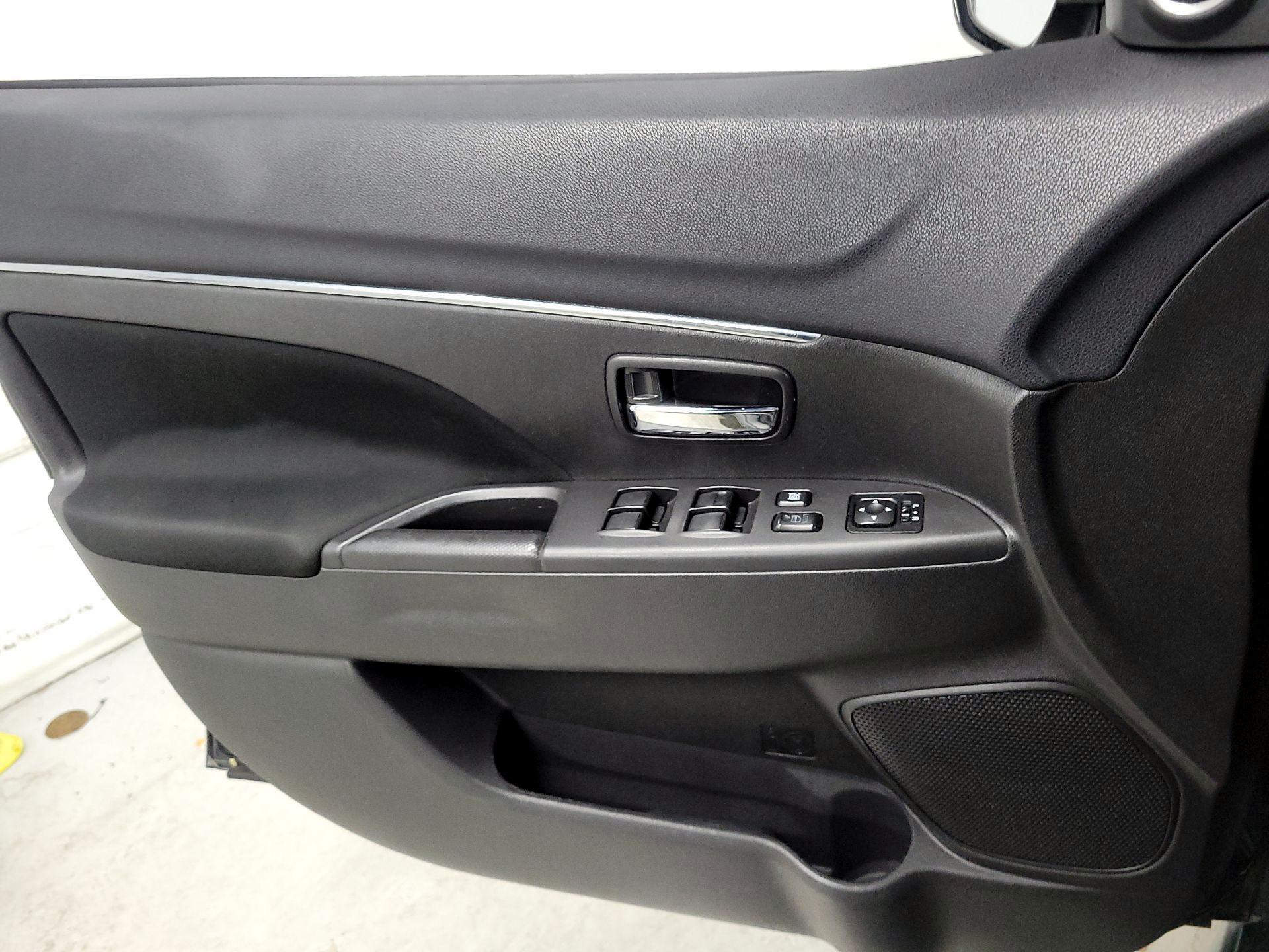 Thumbnail: 2015 Mitsubishi Outlander Sport - 12