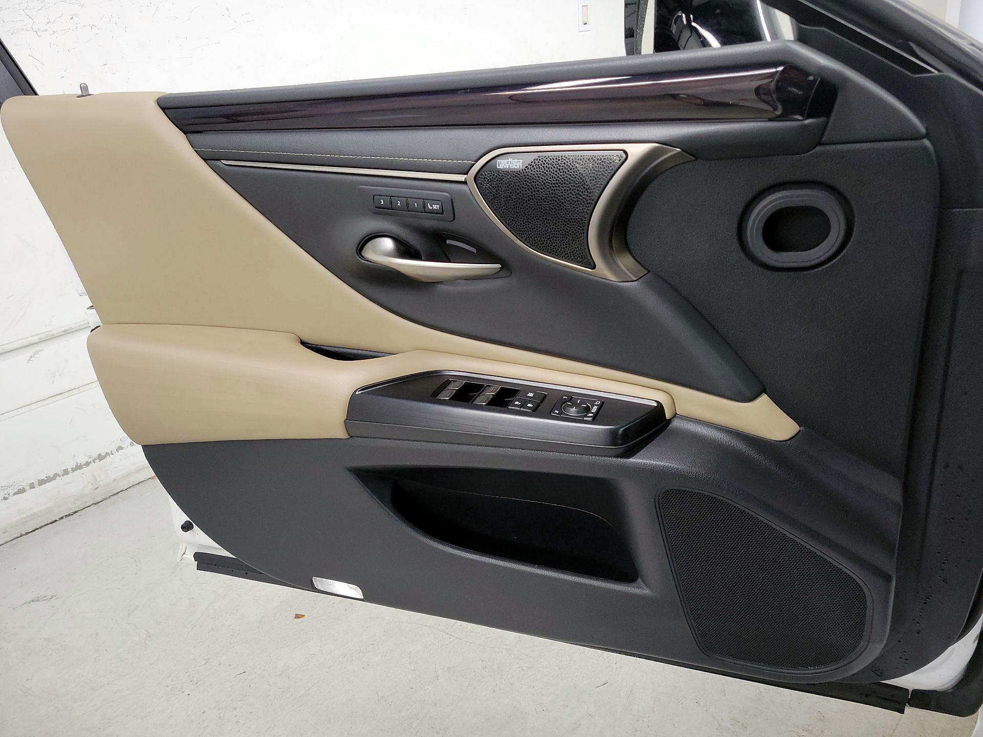 Thumbnail: 2021 Lexus ES - 12