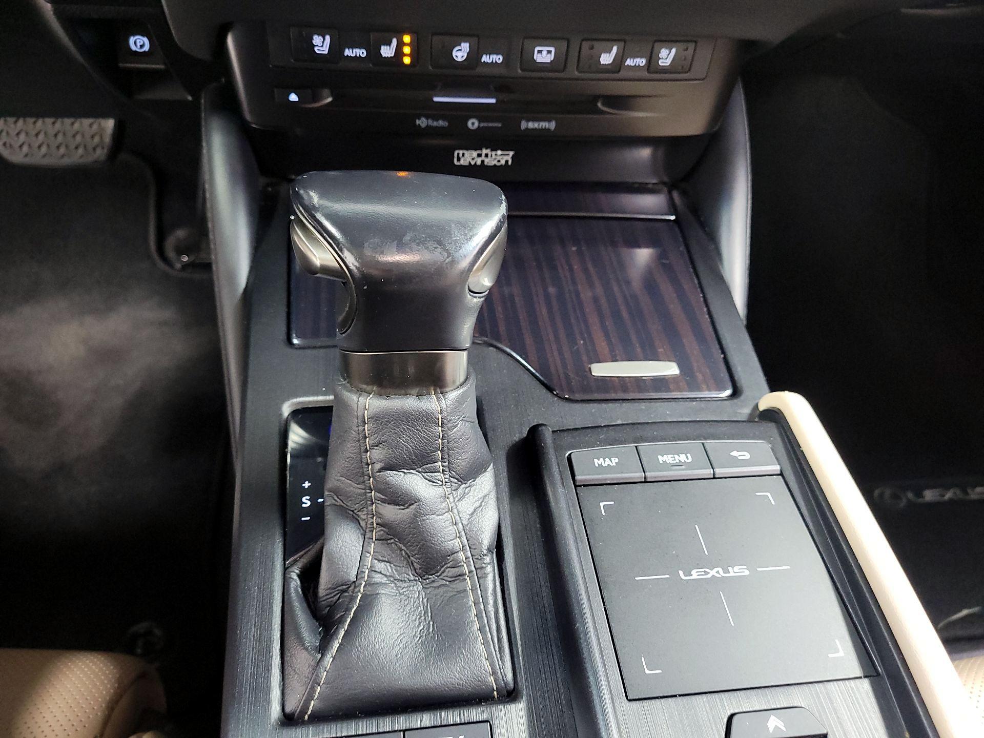 Thumbnail: 2021 Lexus ES - 17
