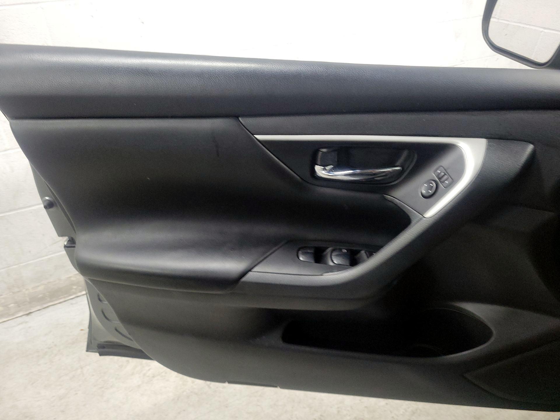 Thumbnail: 2017 Nissan Altima - 12