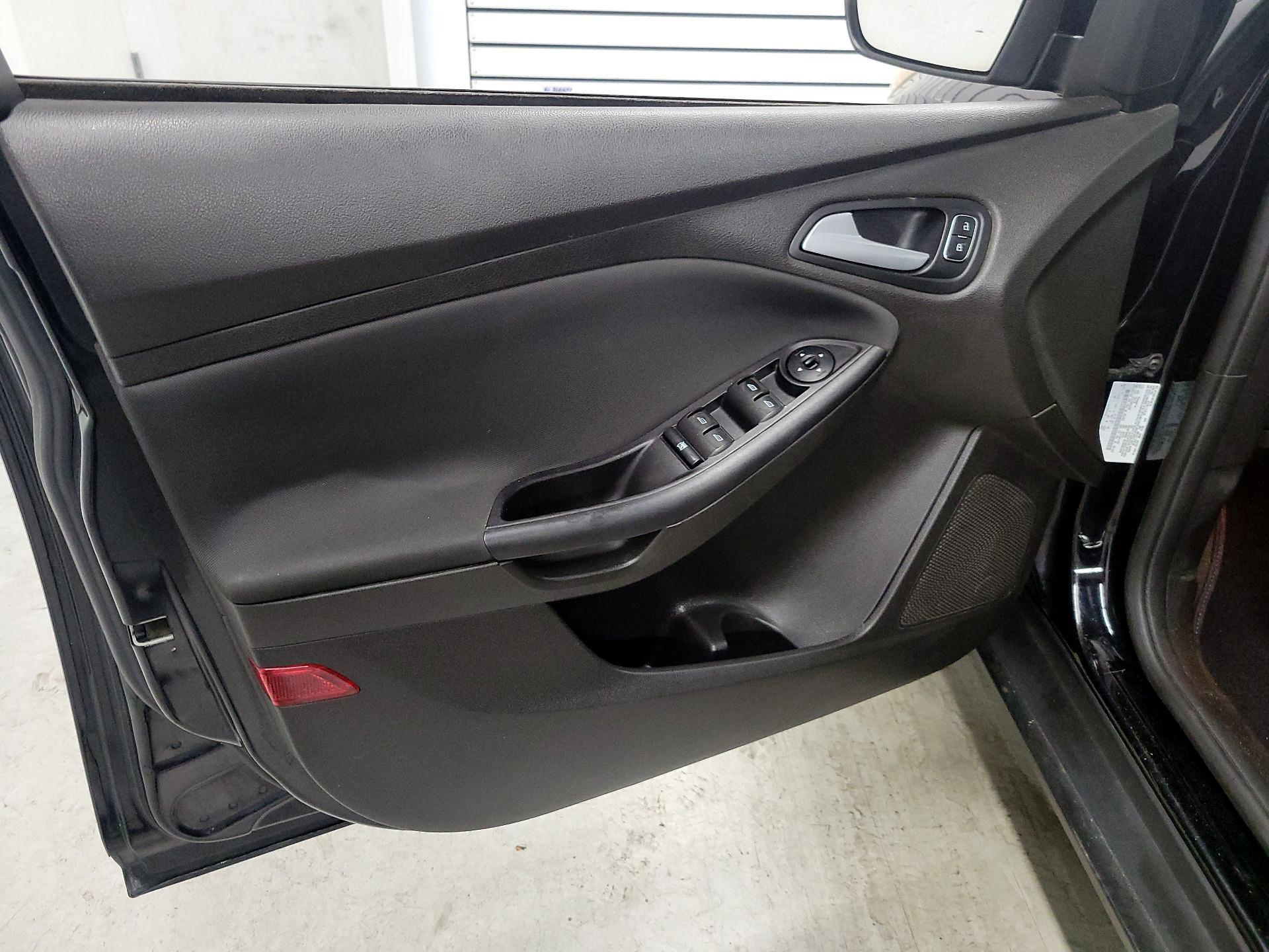 Thumbnail: 2016 Ford Focus - 12