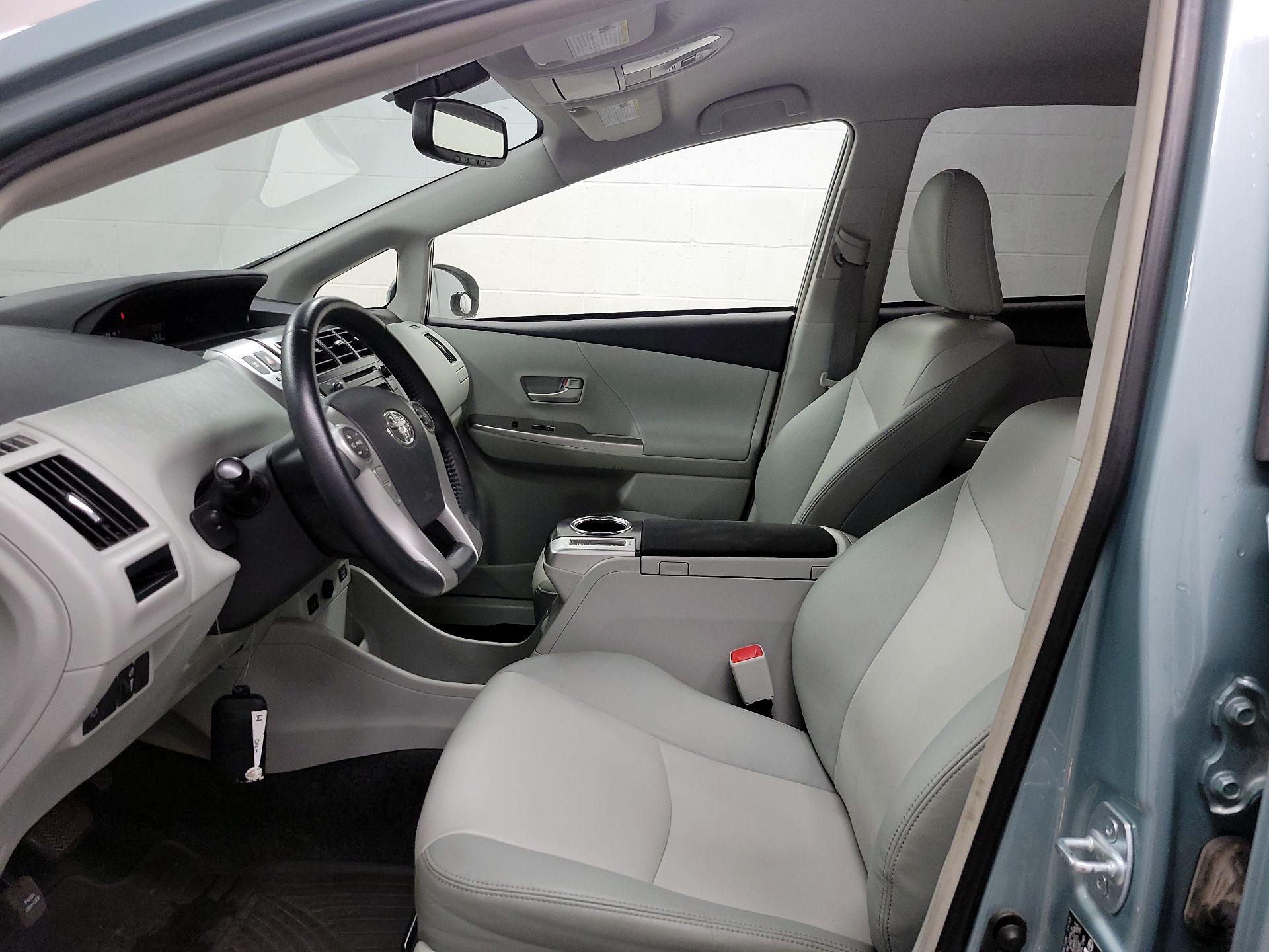 Thumbnail: 2014 Toyota Prius v - 11