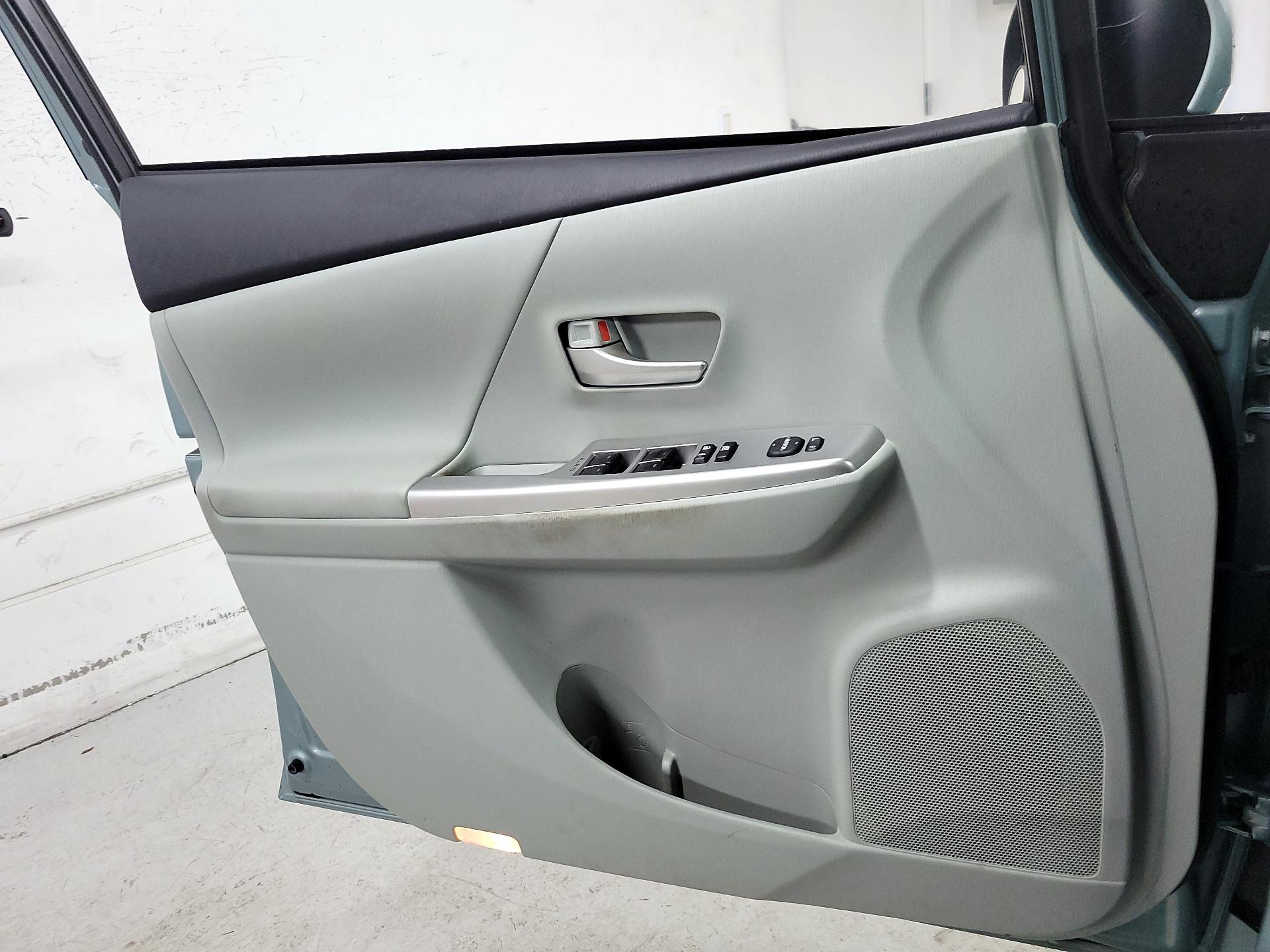 Thumbnail: 2014 Toyota Prius v - 12