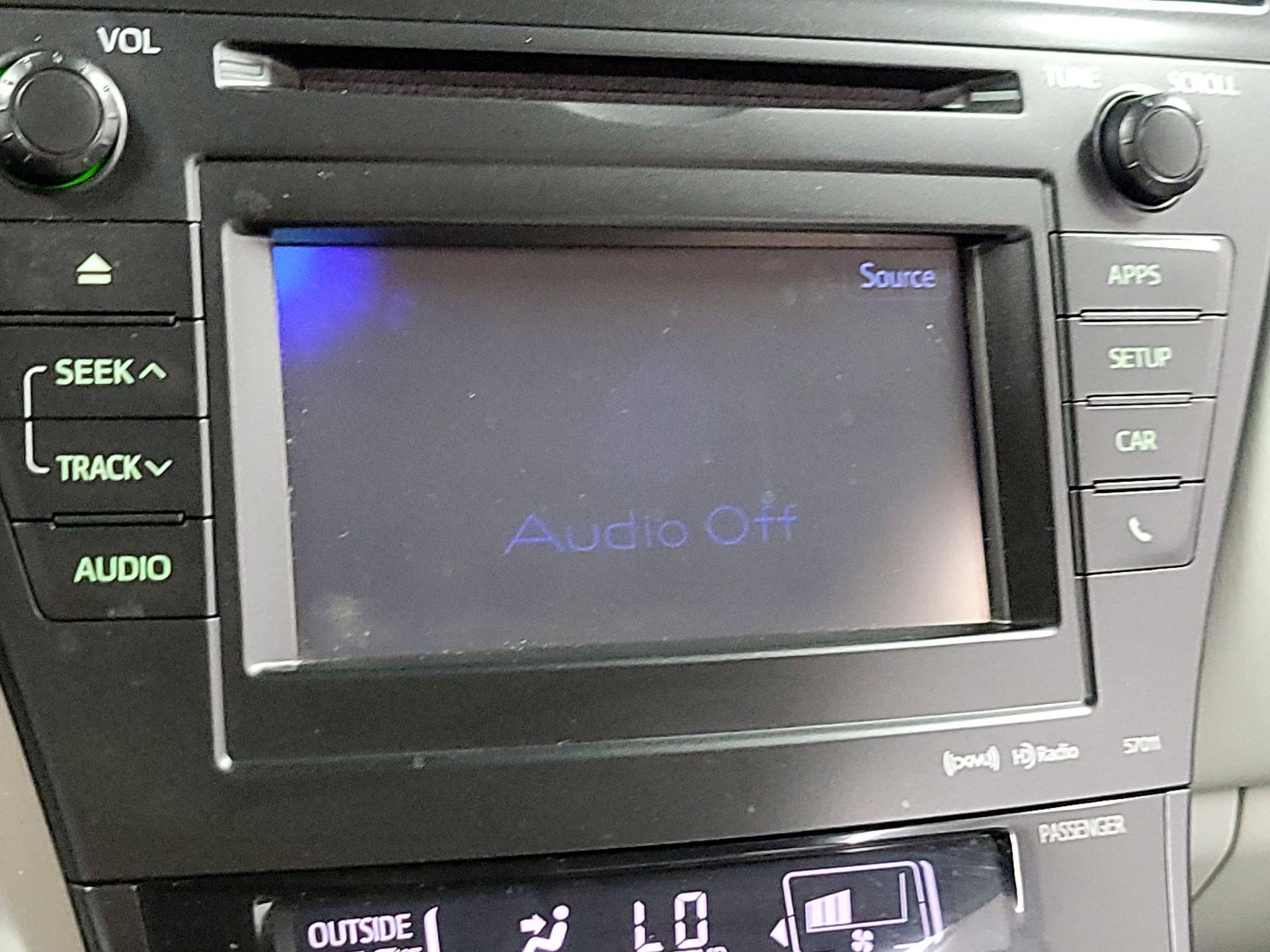 Thumbnail: 2014 Toyota Prius v - 14