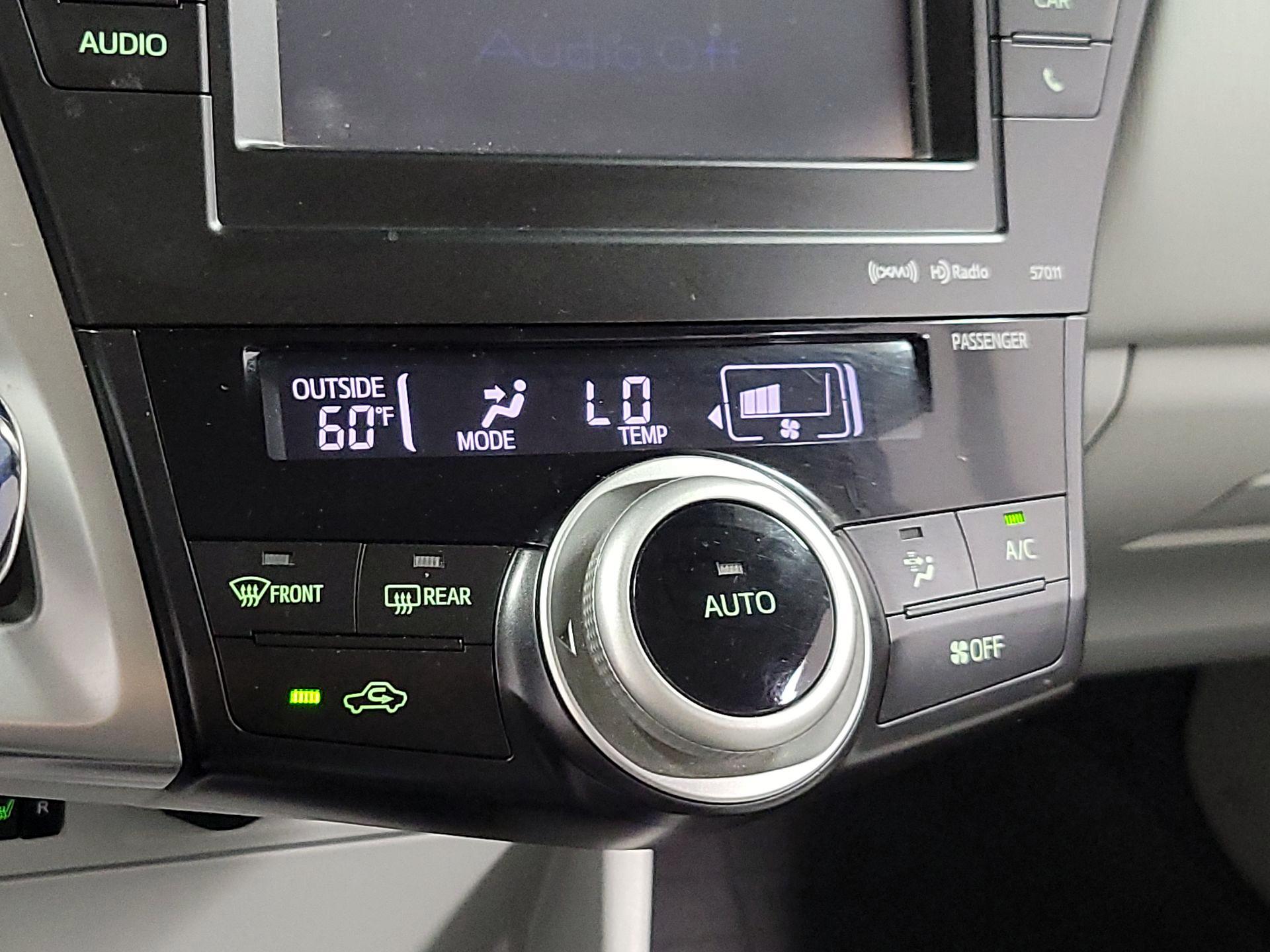 Thumbnail: 2014 Toyota Prius v - 15