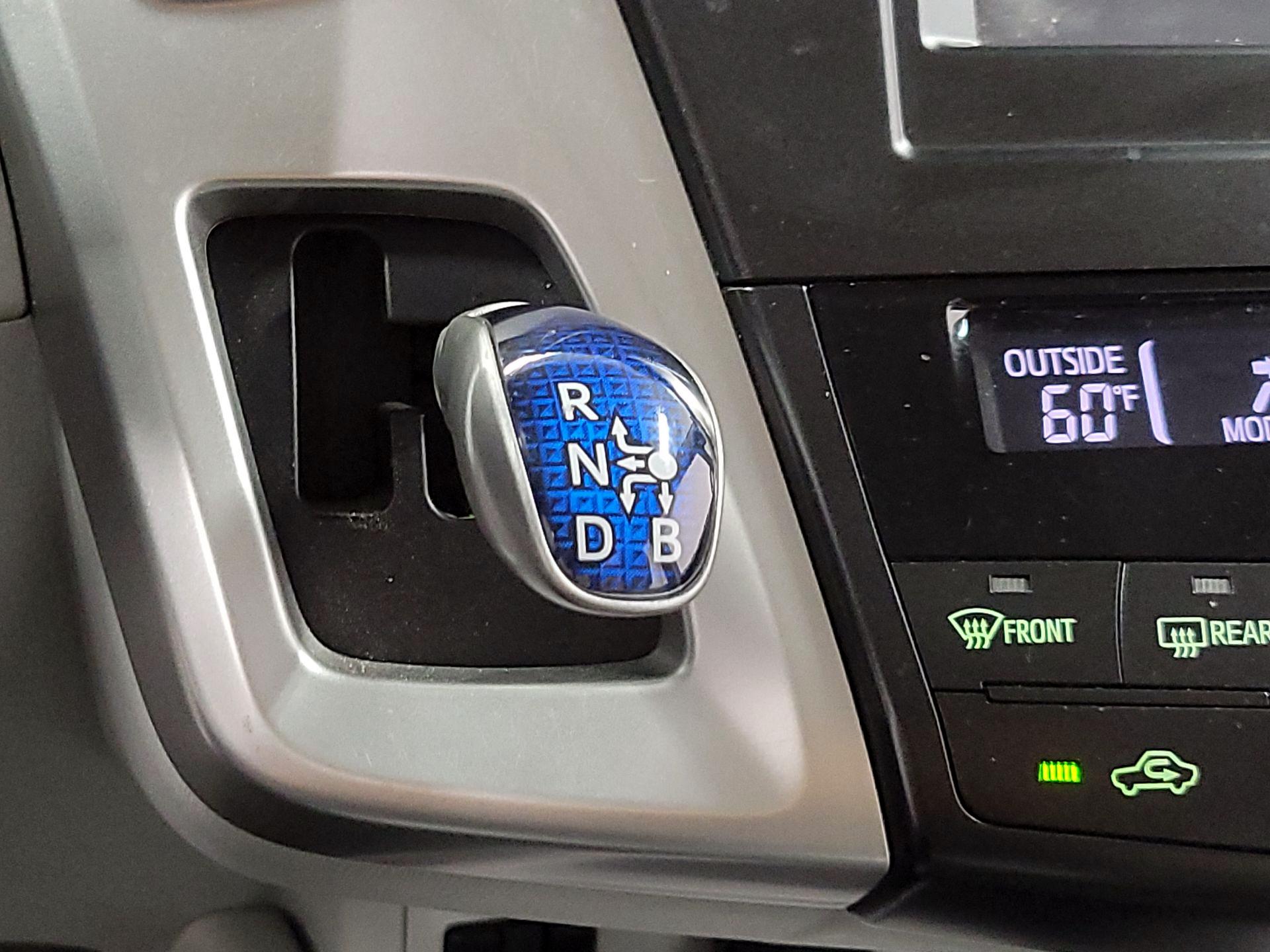 Thumbnail: 2014 Toyota Prius v - 16