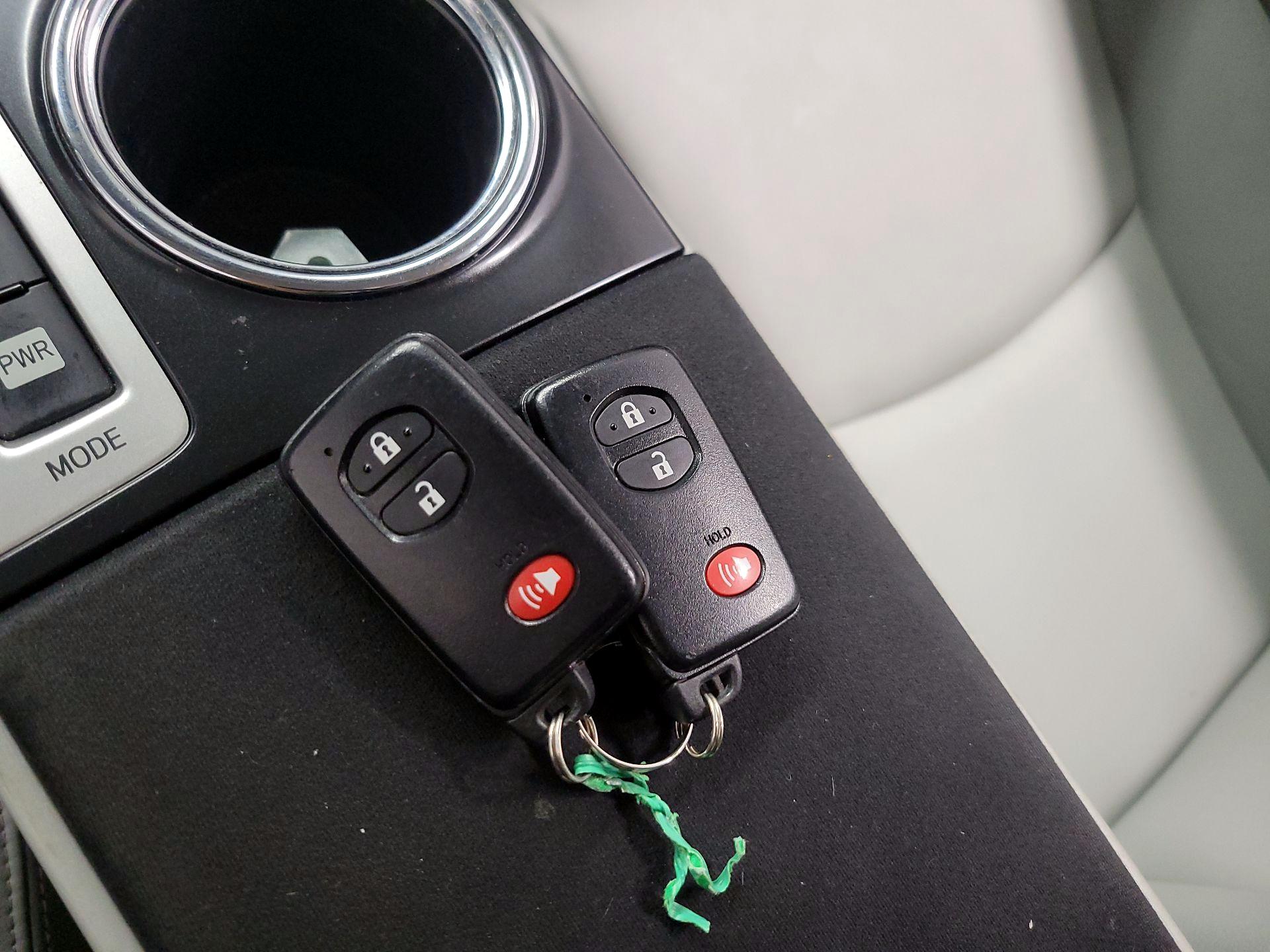 Thumbnail: 2014 Toyota Prius v - 20