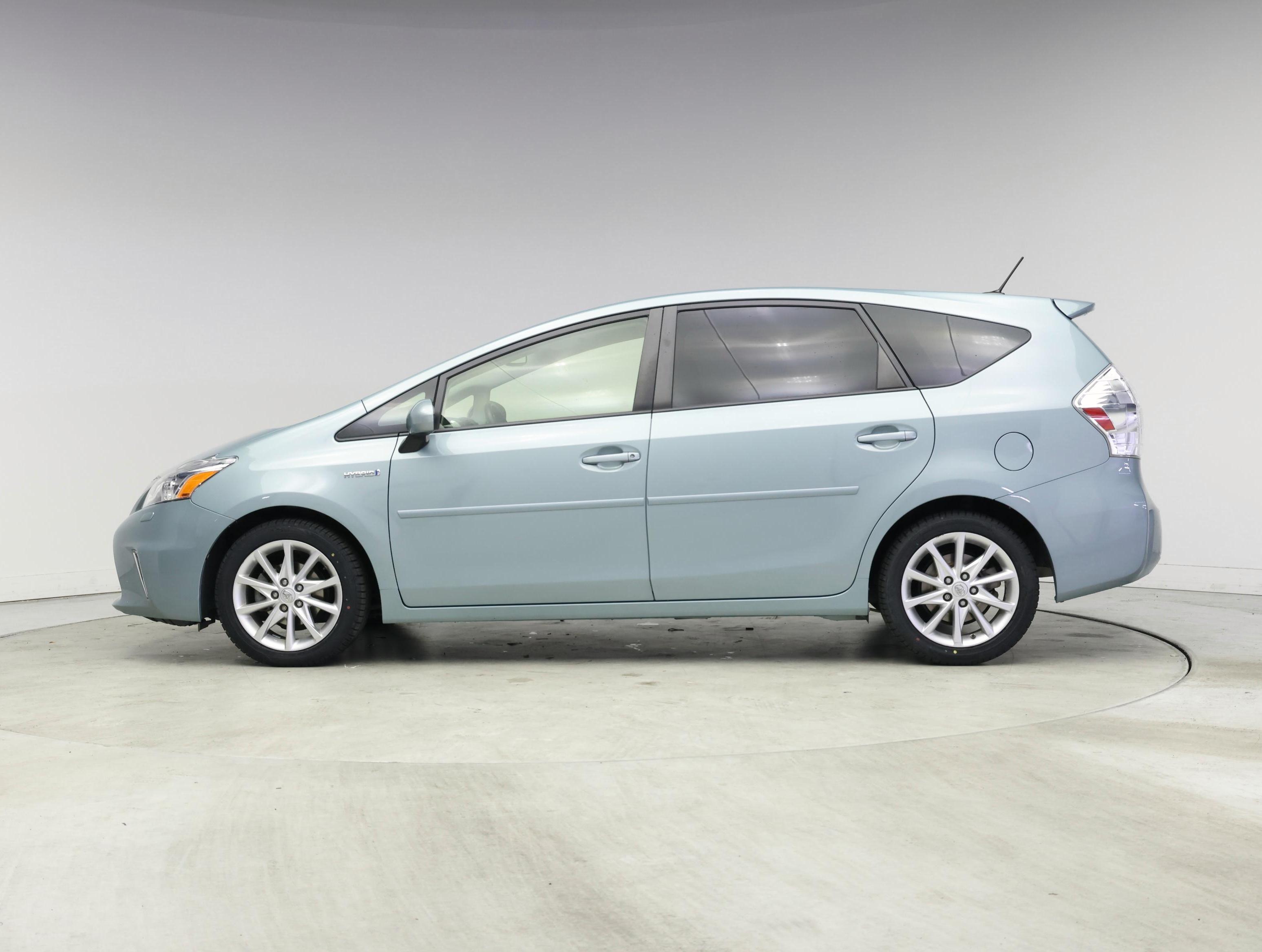 Thumbnail: 2014 Toyota Prius v - 3