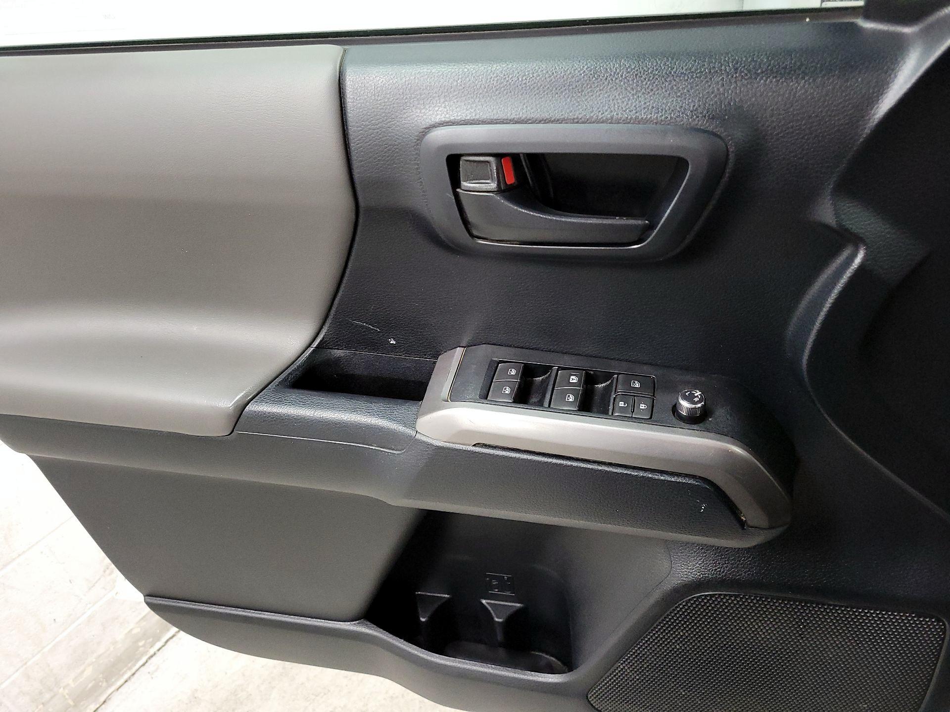 Thumbnail: 2016 Toyota Tacoma - 12