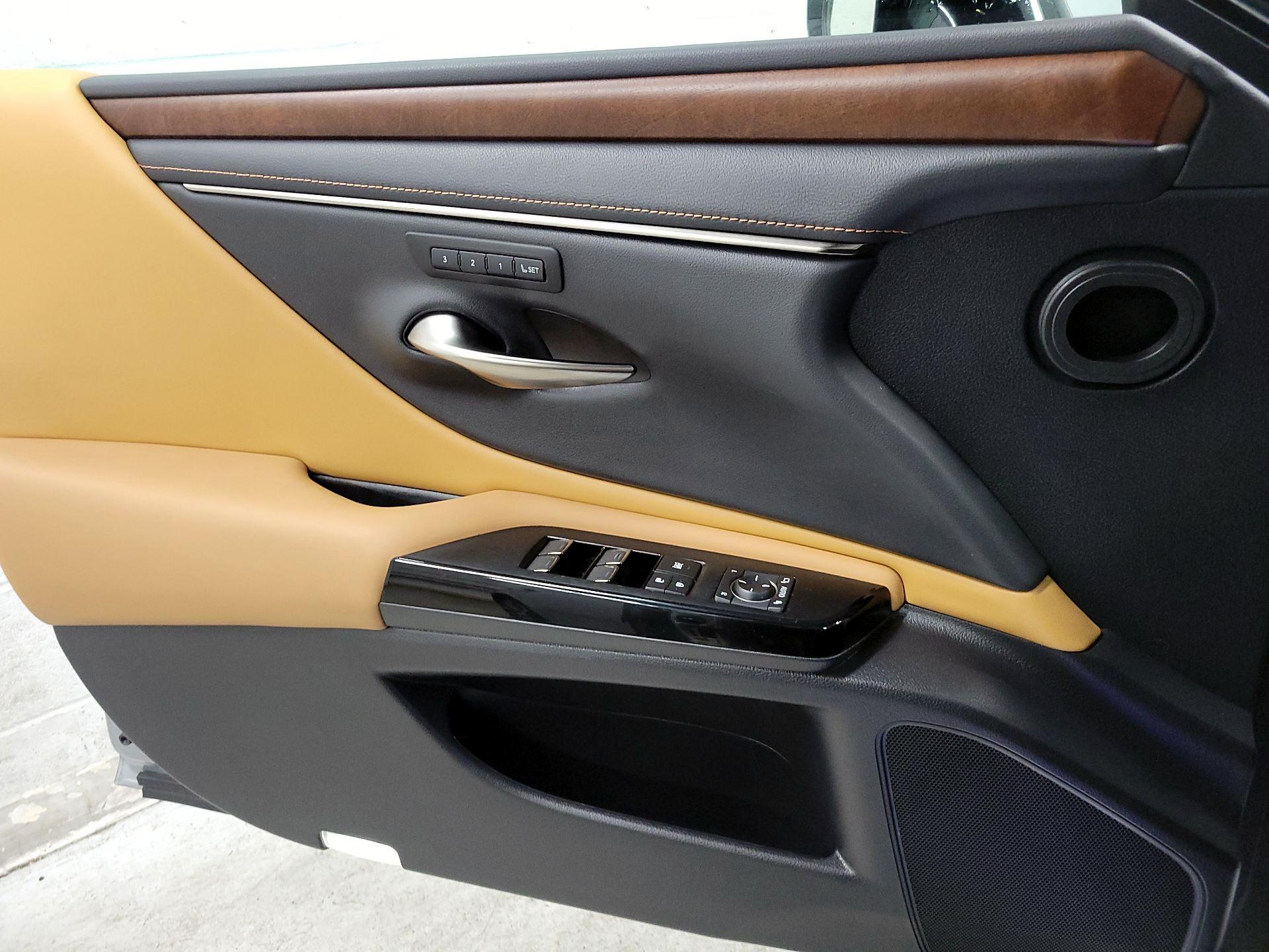 Thumbnail: 2022 Lexus ES - 12