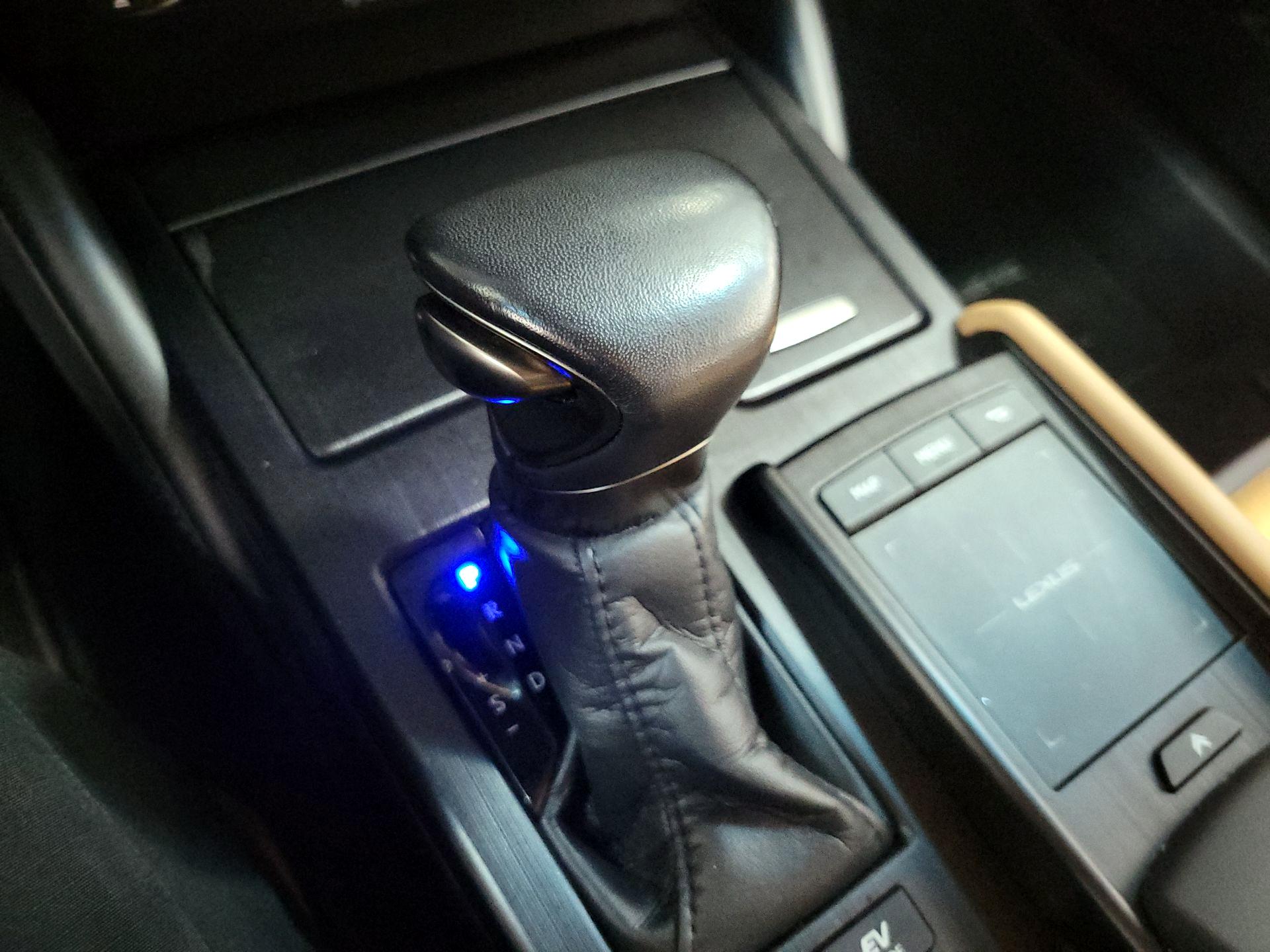 Thumbnail: 2022 Lexus ES - 16