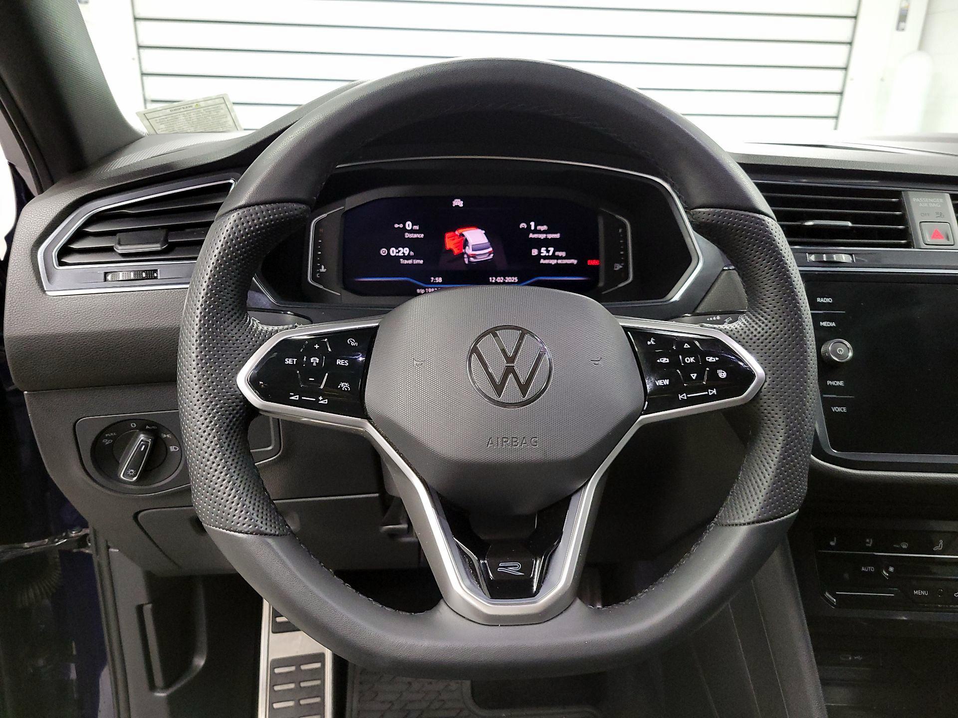 Thumbnail: 2022 Volkswagen Tiguan - 10