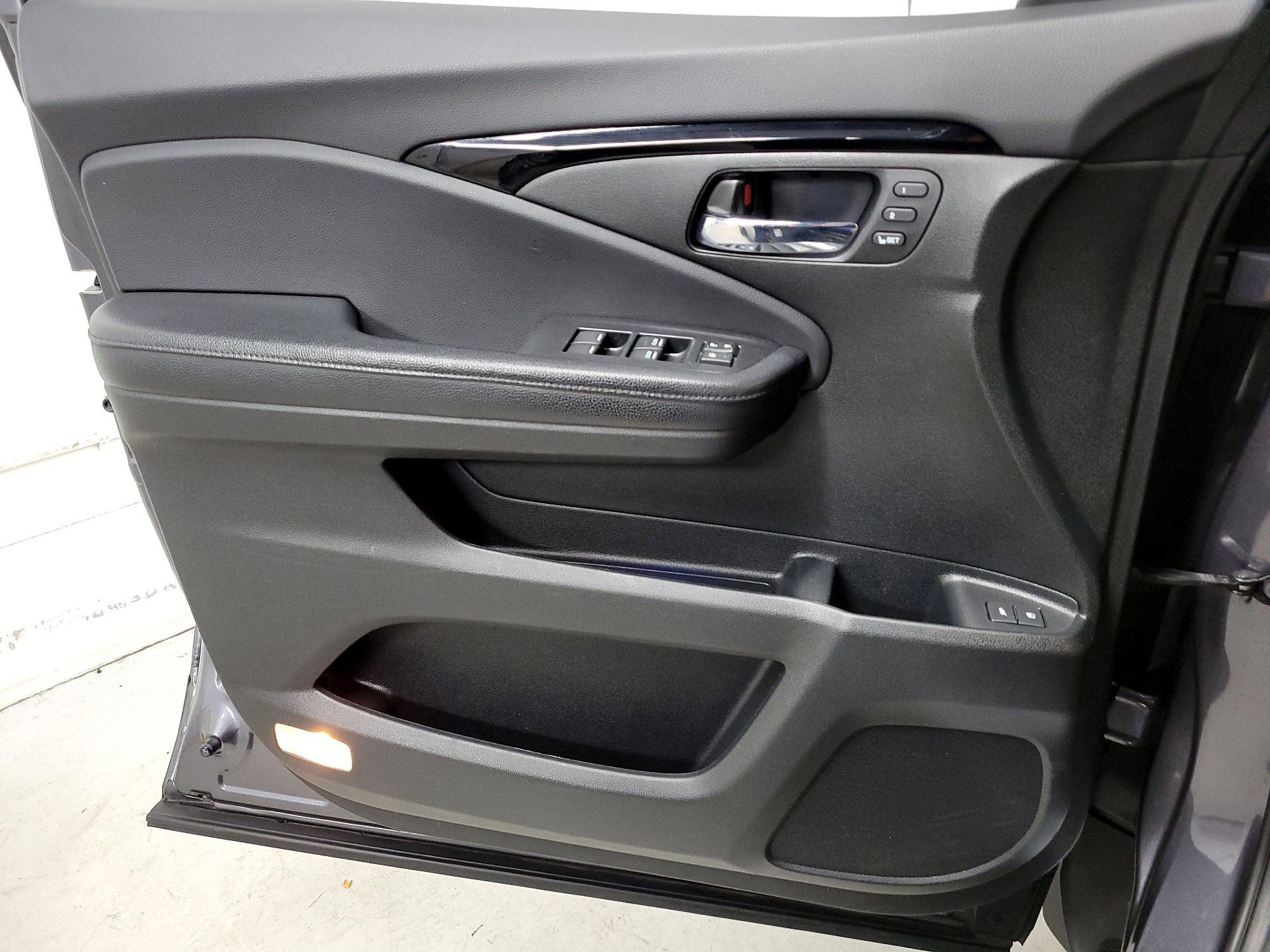 Thumbnail: 2017 Honda Pilot - 12