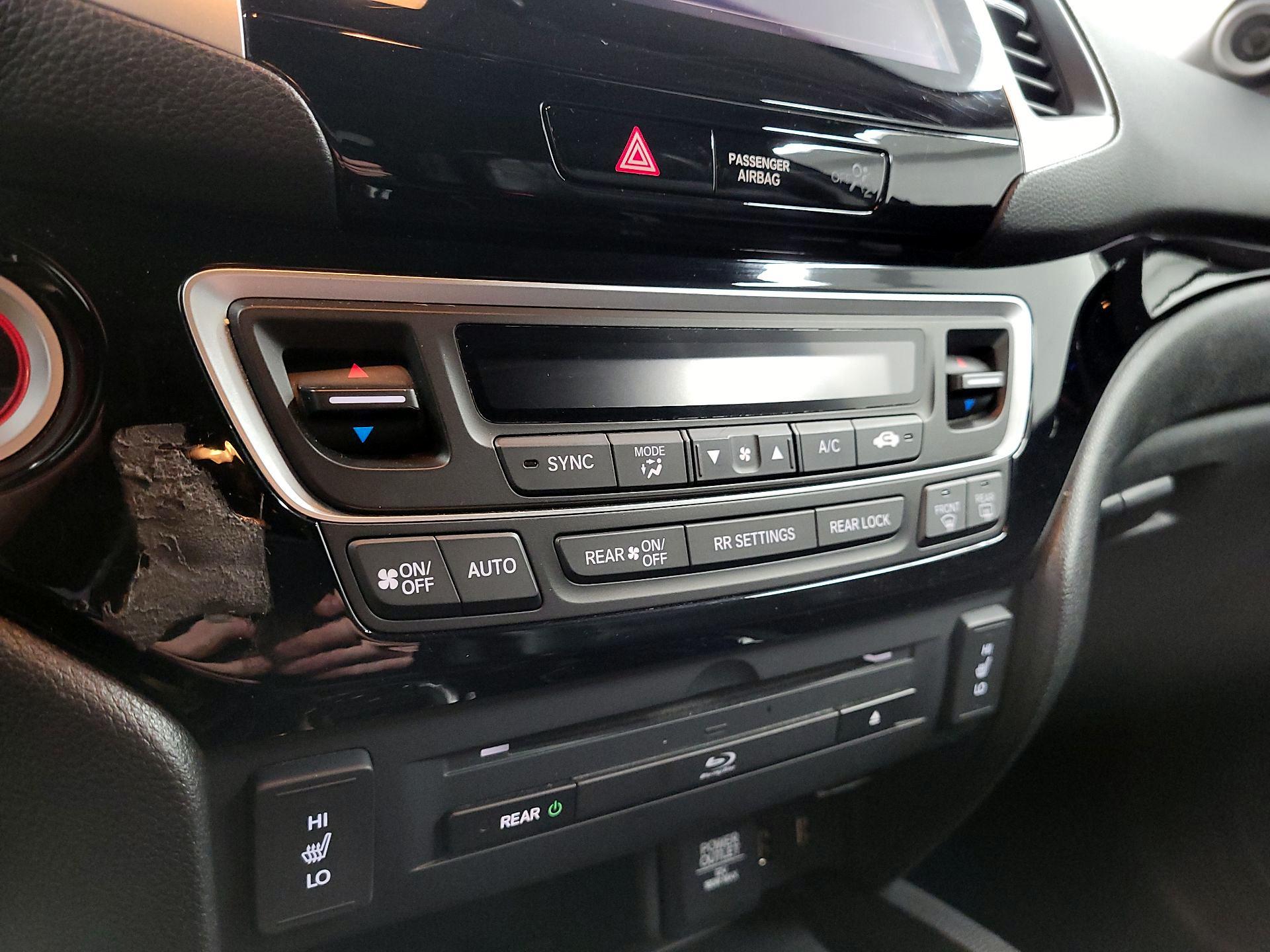 Thumbnail: 2017 Honda Pilot - 14