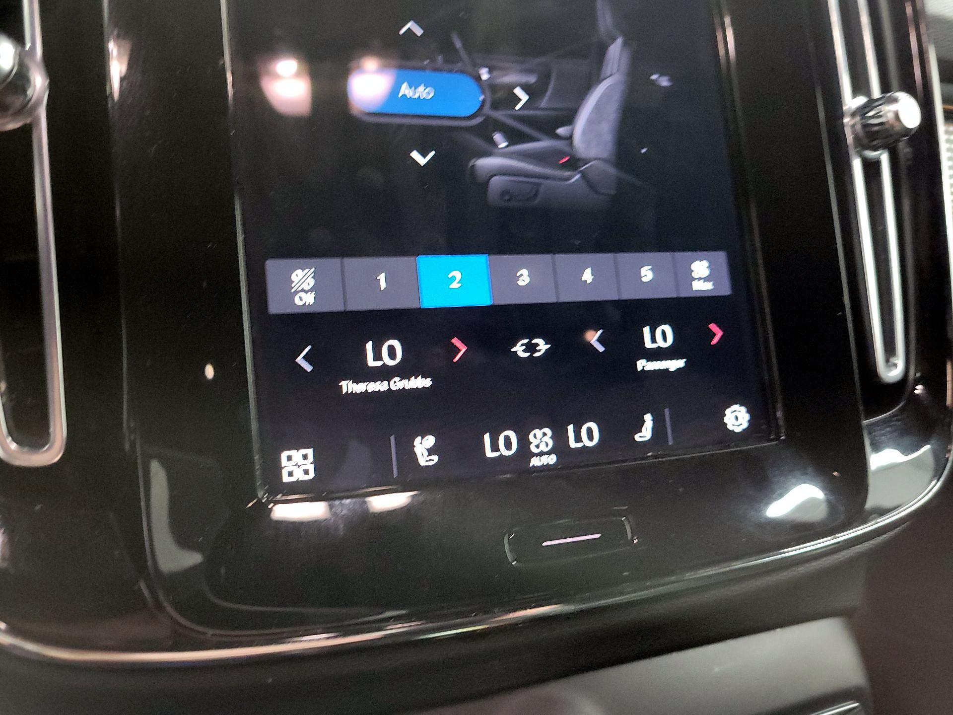 Thumbnail: 2021 Volvo XC40 - 14