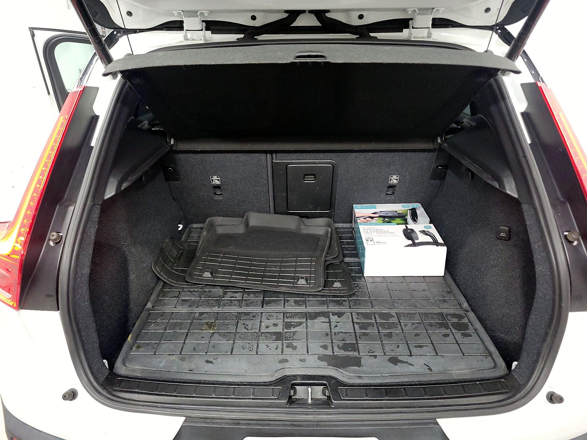 Thumbnail: 2021 Volvo XC40 - 17