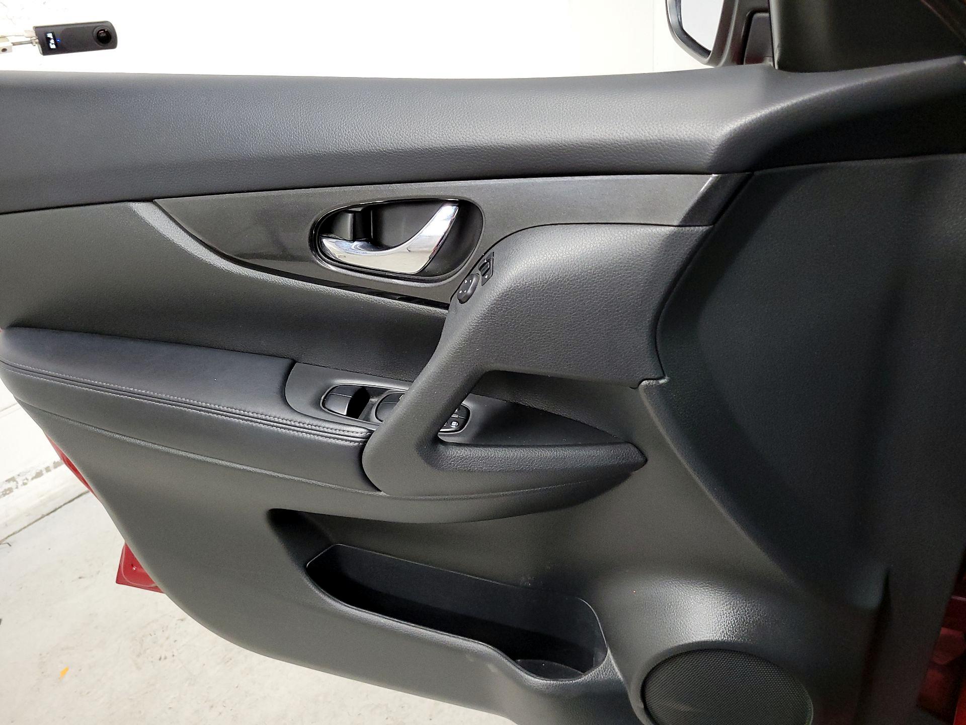 Thumbnail: 2017 Nissan Rogue - 12