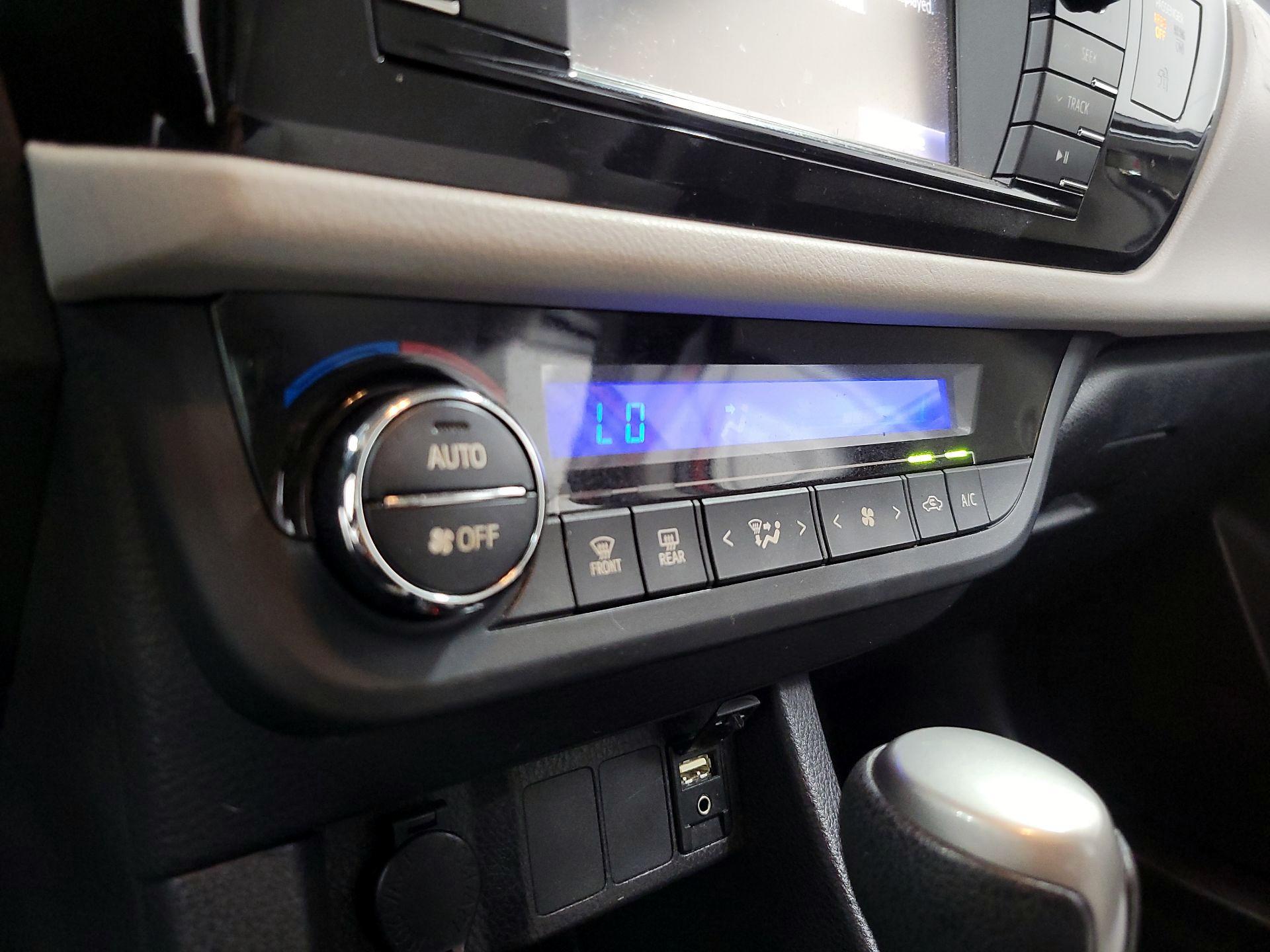 Thumbnail: 2015 Toyota Corolla - 16