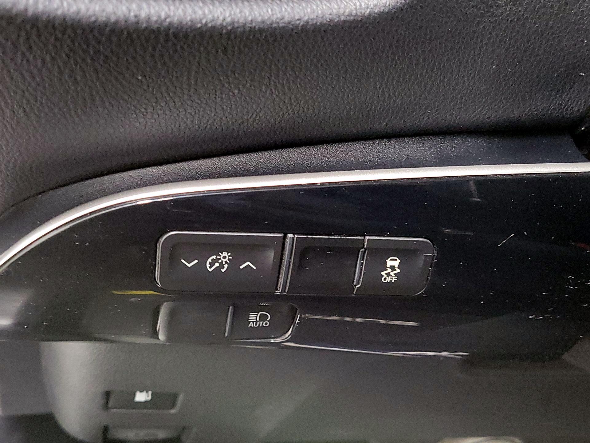 Thumbnail: 2018 Toyota Prius - 13