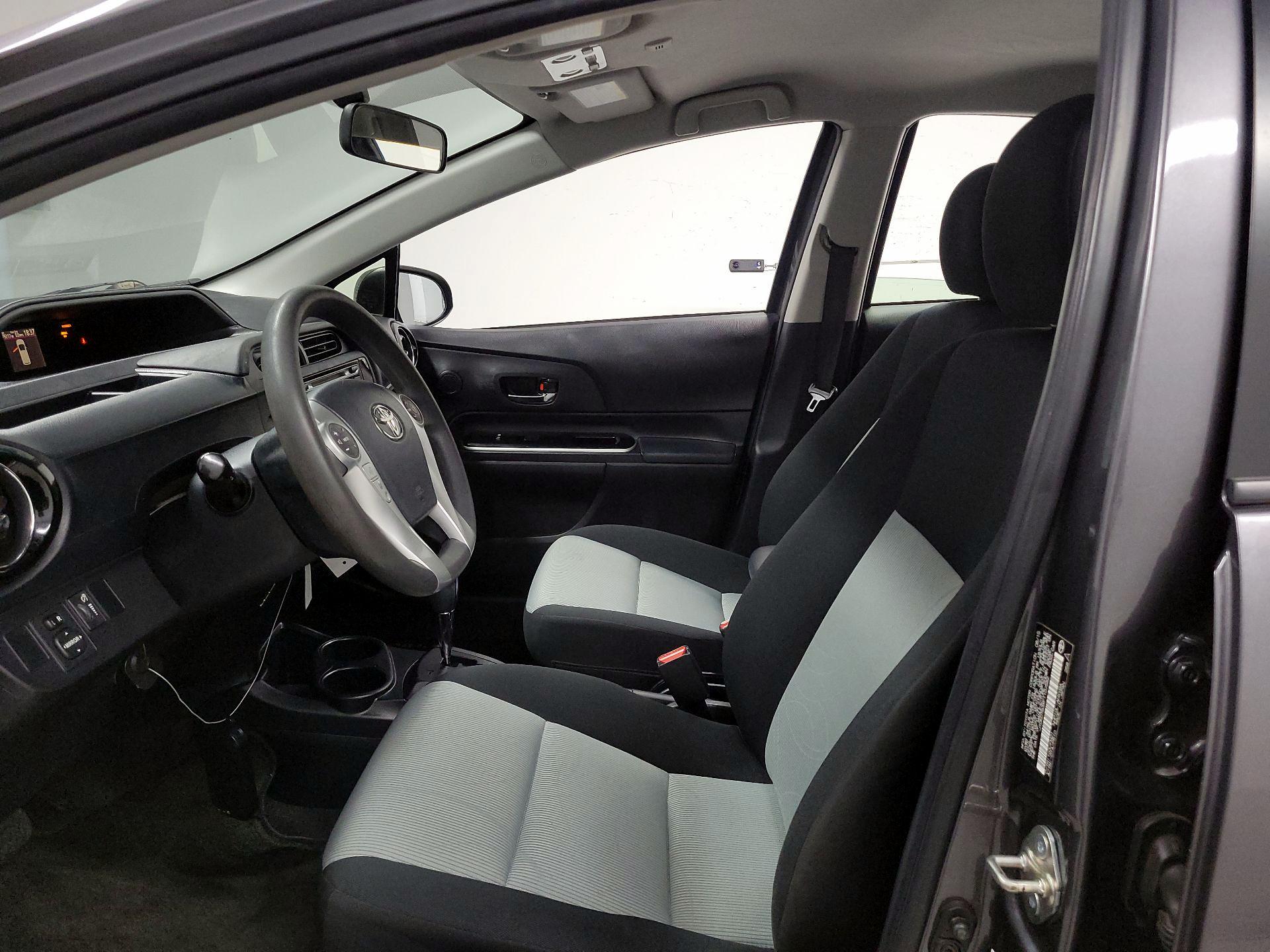 Thumbnail: 2015 Toyota Prius c - 11