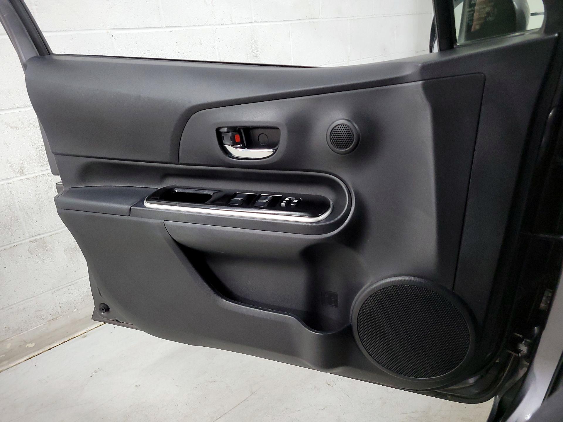 Thumbnail: 2015 Toyota Prius c - 12