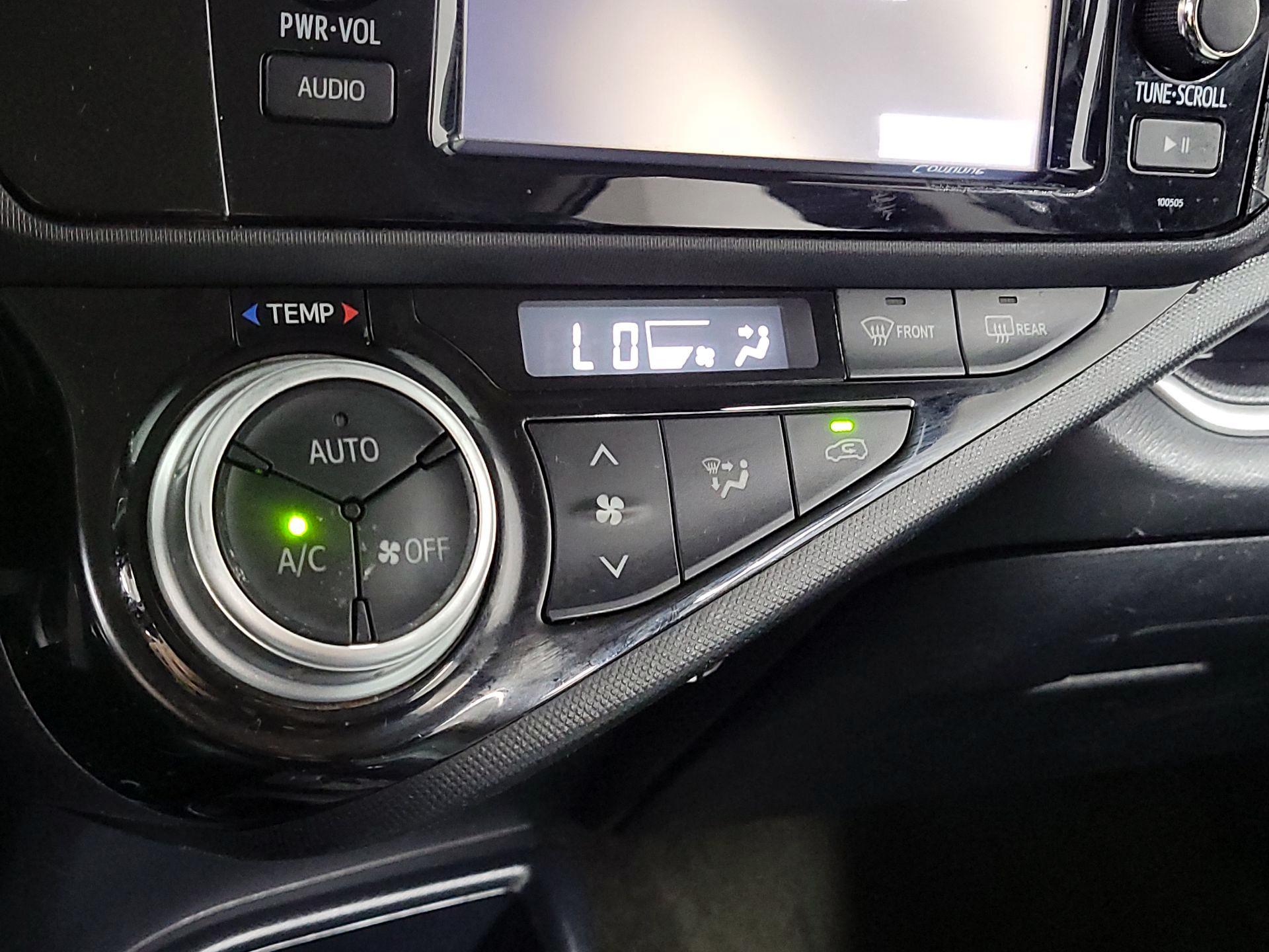 Thumbnail: 2015 Toyota Prius c - 15