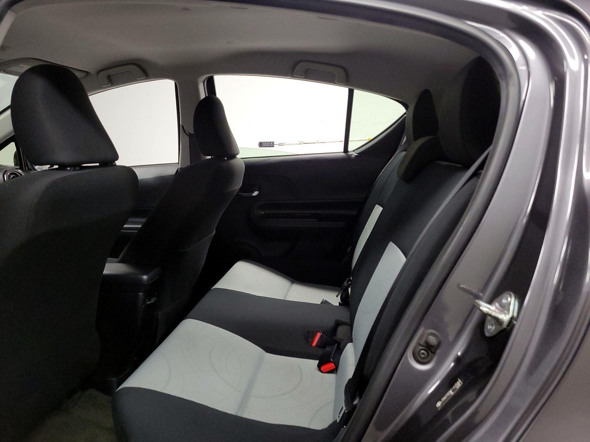 Thumbnail: 2015 Toyota Prius c - 17