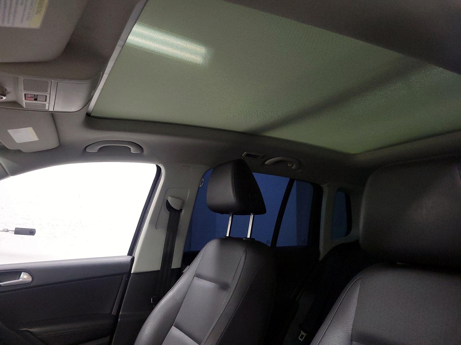 Thumbnail: 2016 Volkswagen Tiguan - 16