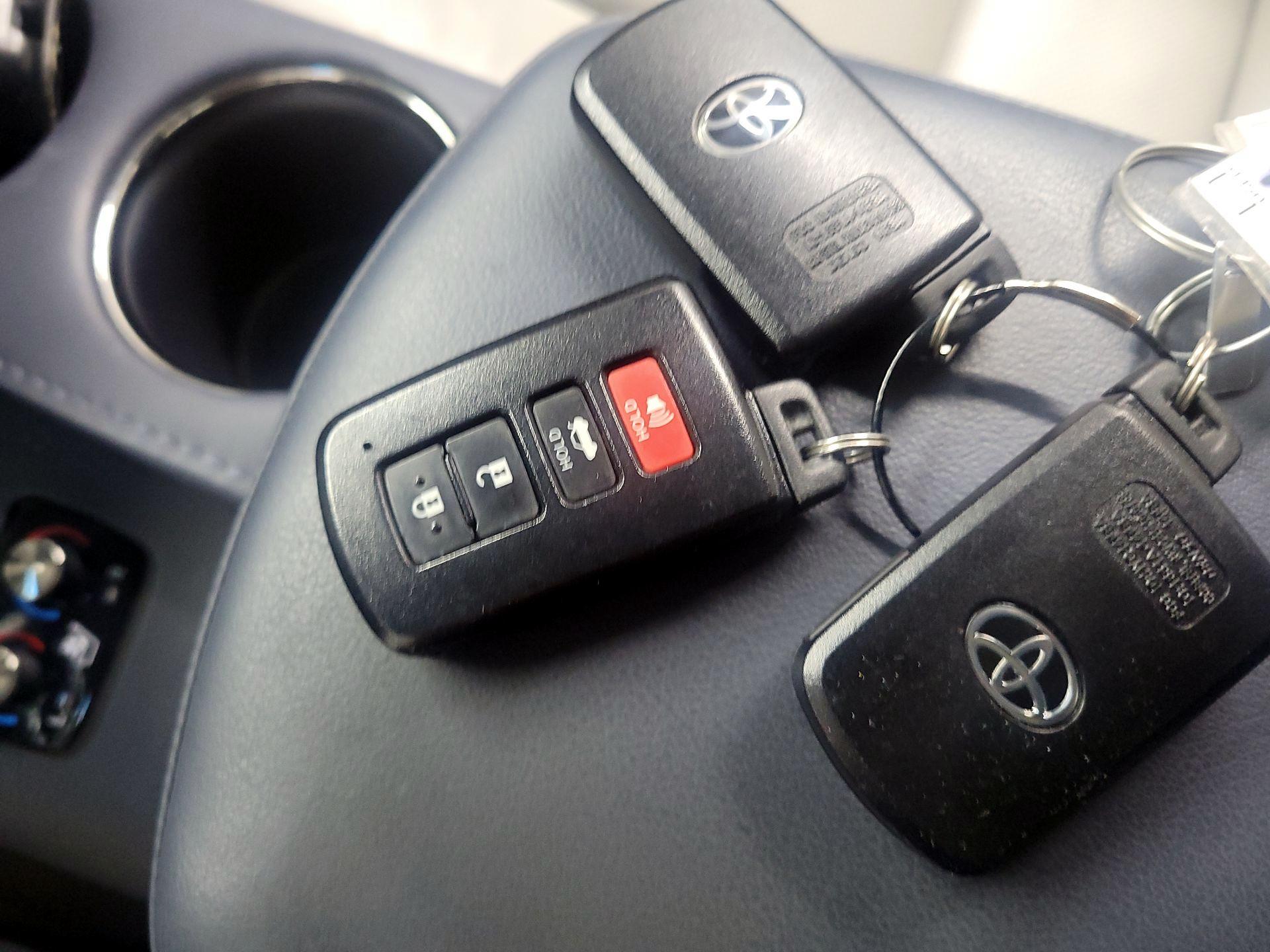 Thumbnail: 2015 Toyota Avalon - 16