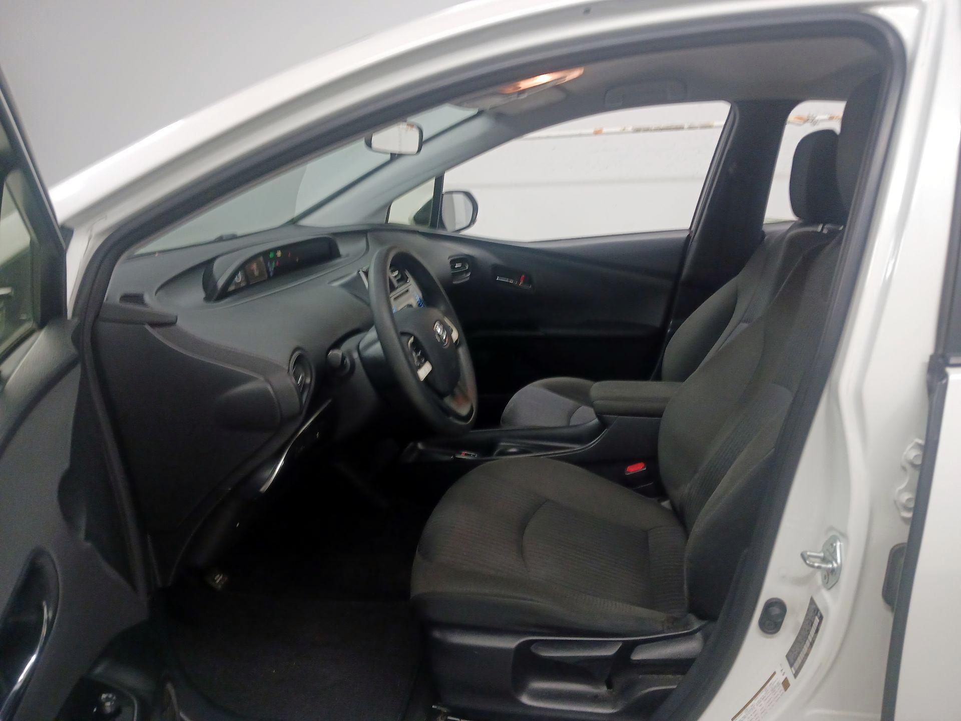 Thumbnail: 2016 Toyota Prius - 9