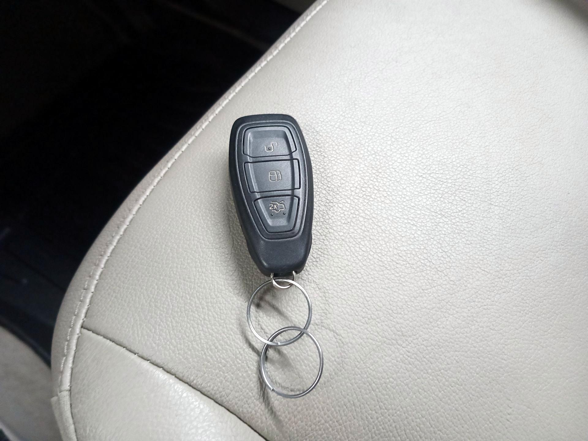 Thumbnail: 2016 Ford C-Max - 18