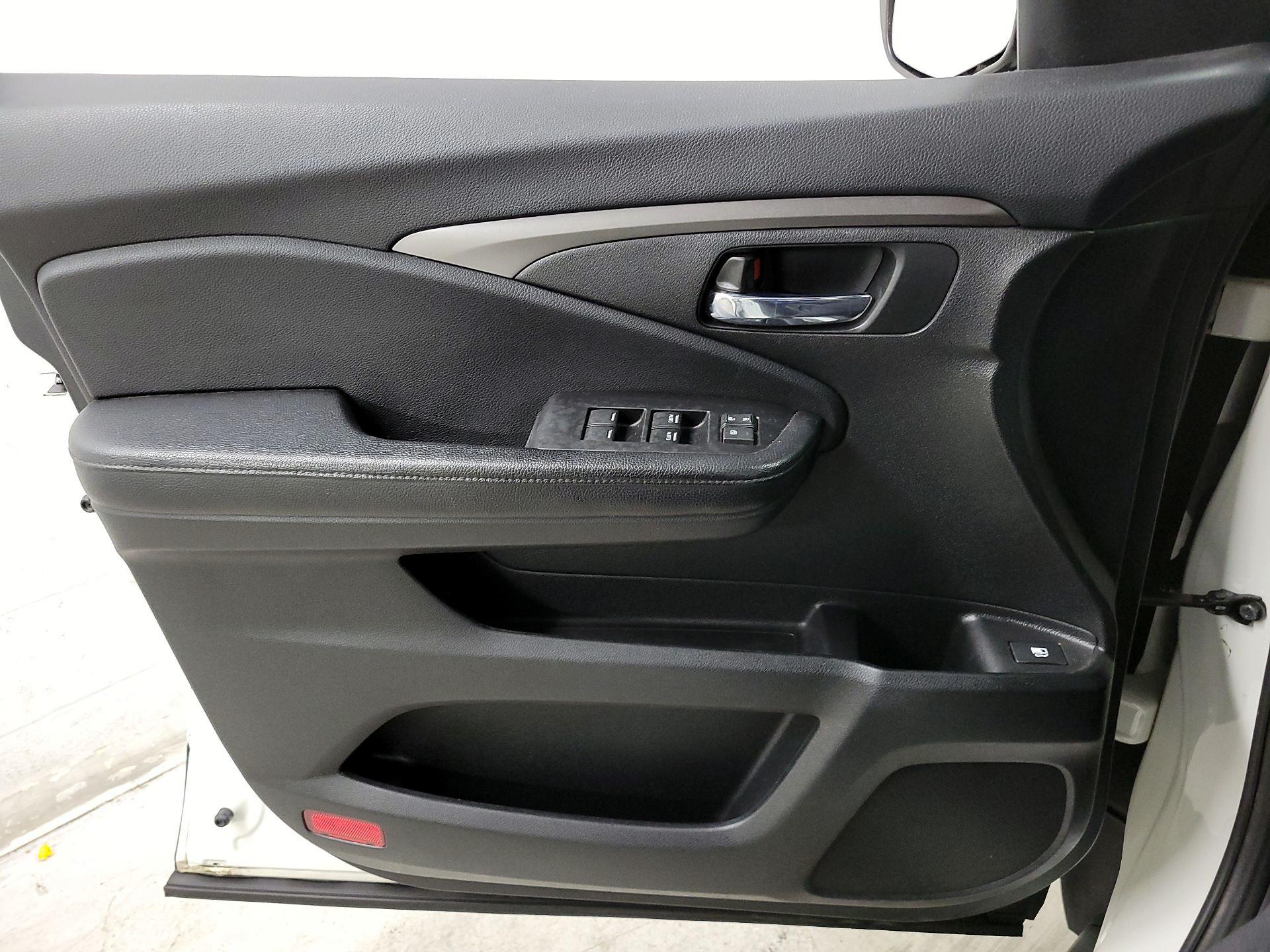 Thumbnail: 2017 Honda Pilot - 12