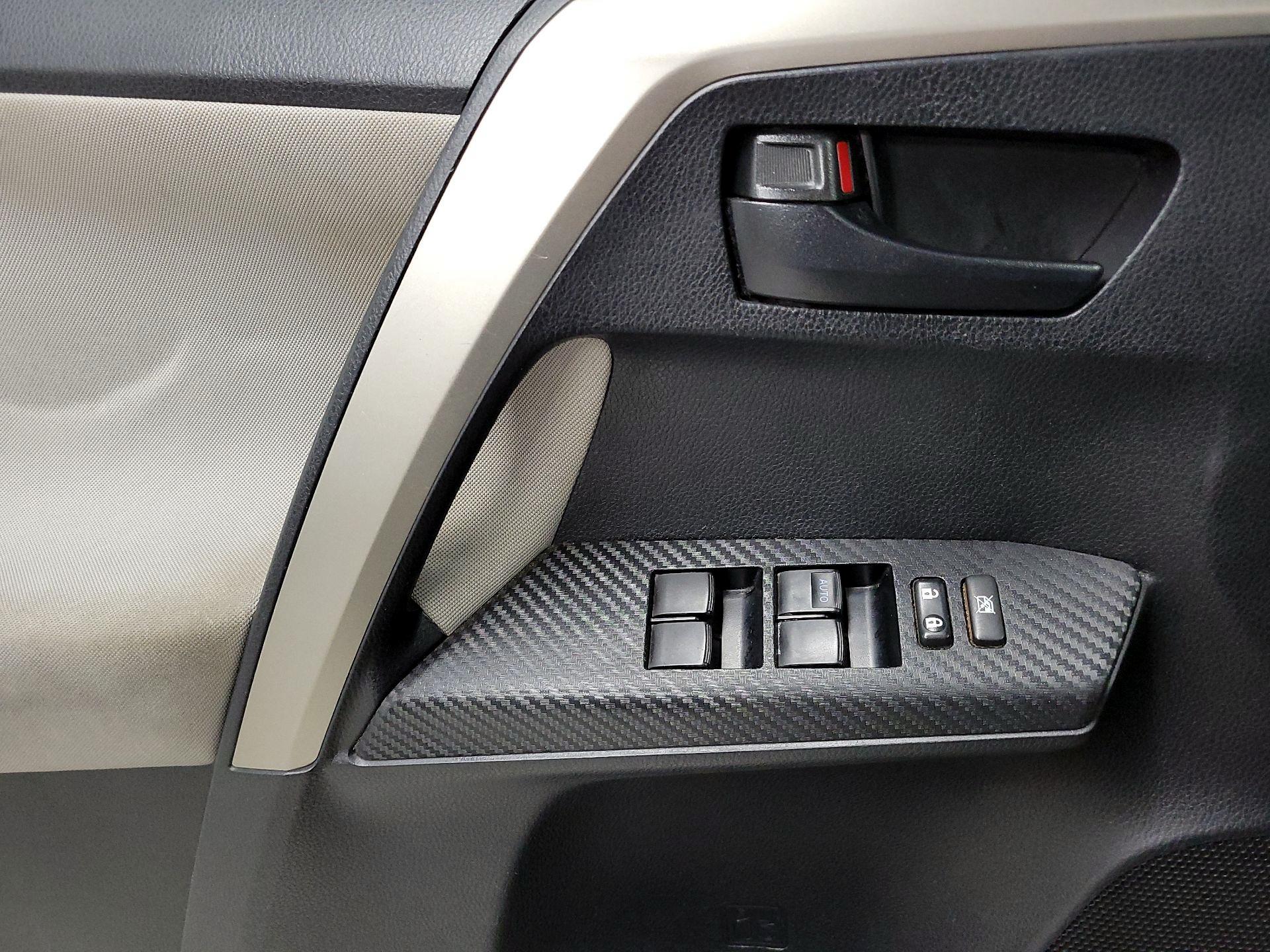 Thumbnail: 2015 Toyota RAV4 - 10