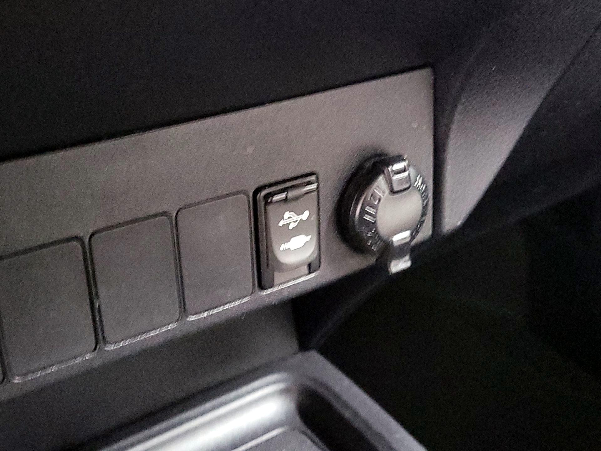 Thumbnail: 2015 Toyota RAV4 - 16