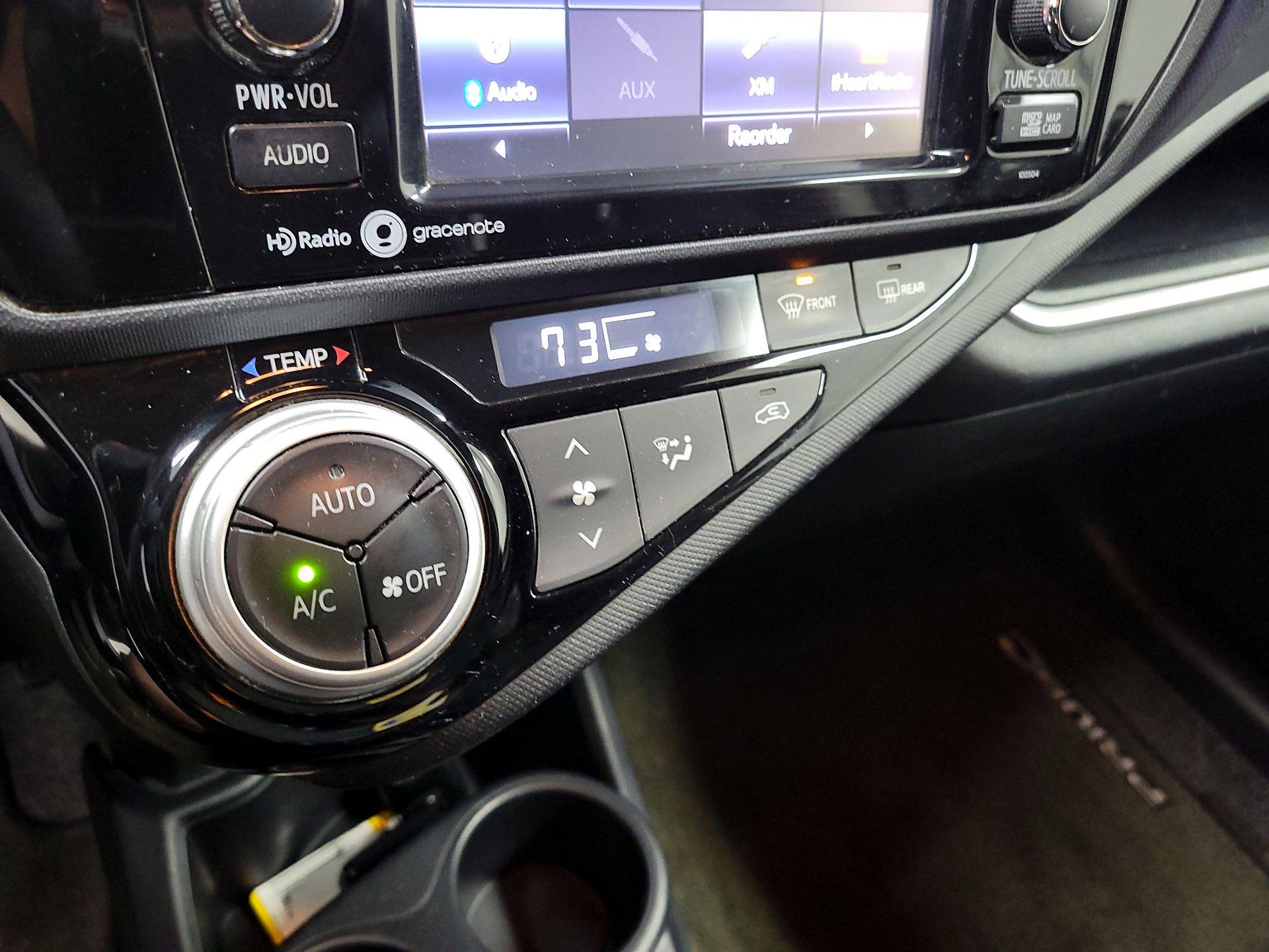 Thumbnail: 2015 Toyota Prius c - 12