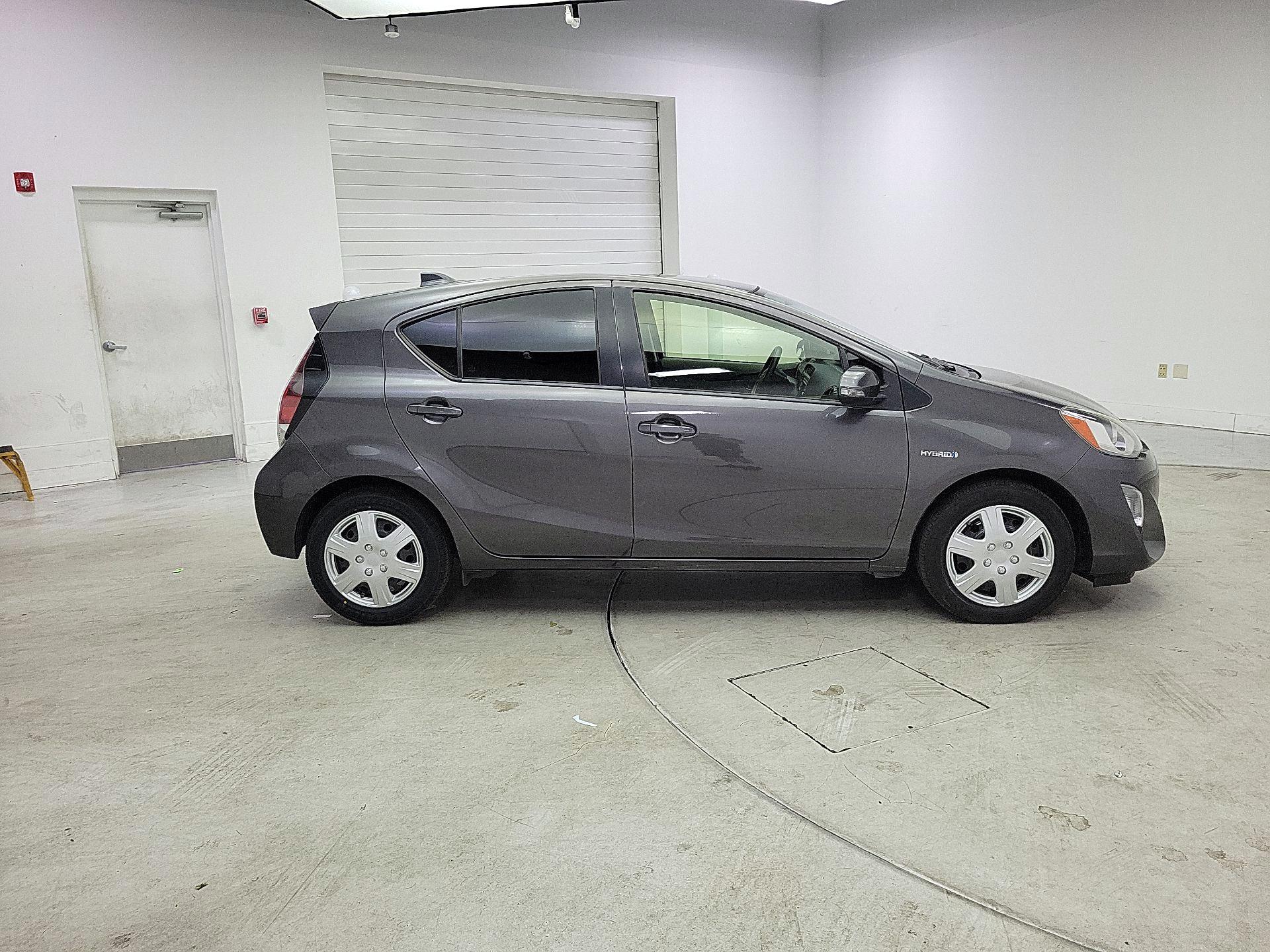 Thumbnail: 2015 Toyota Prius c - 4