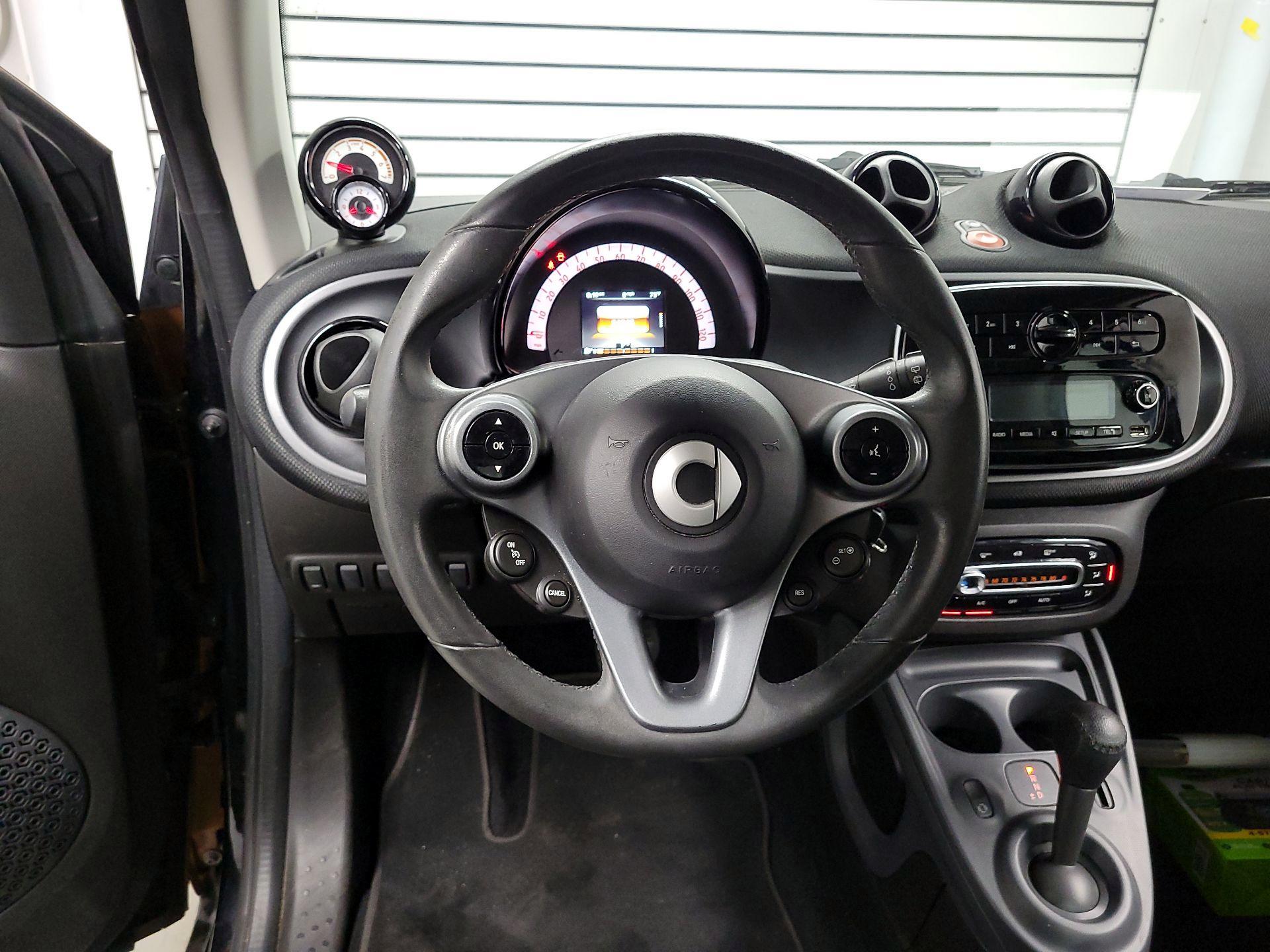 Thumbnail: 2016 smart fortwo - 10