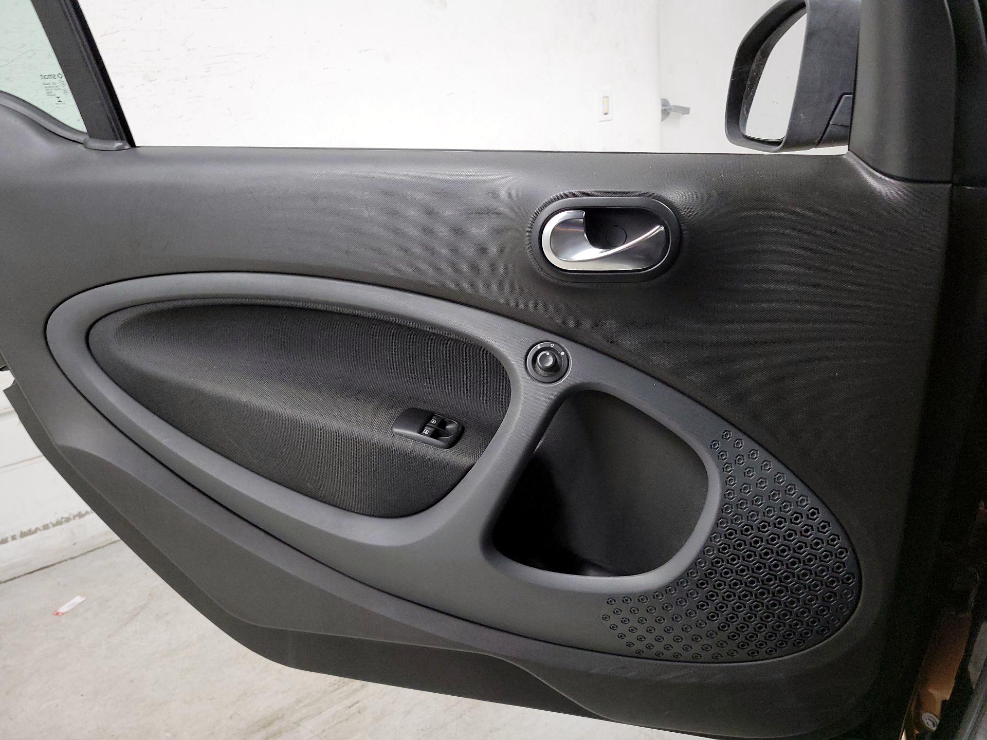 Thumbnail: 2016 smart fortwo - 12