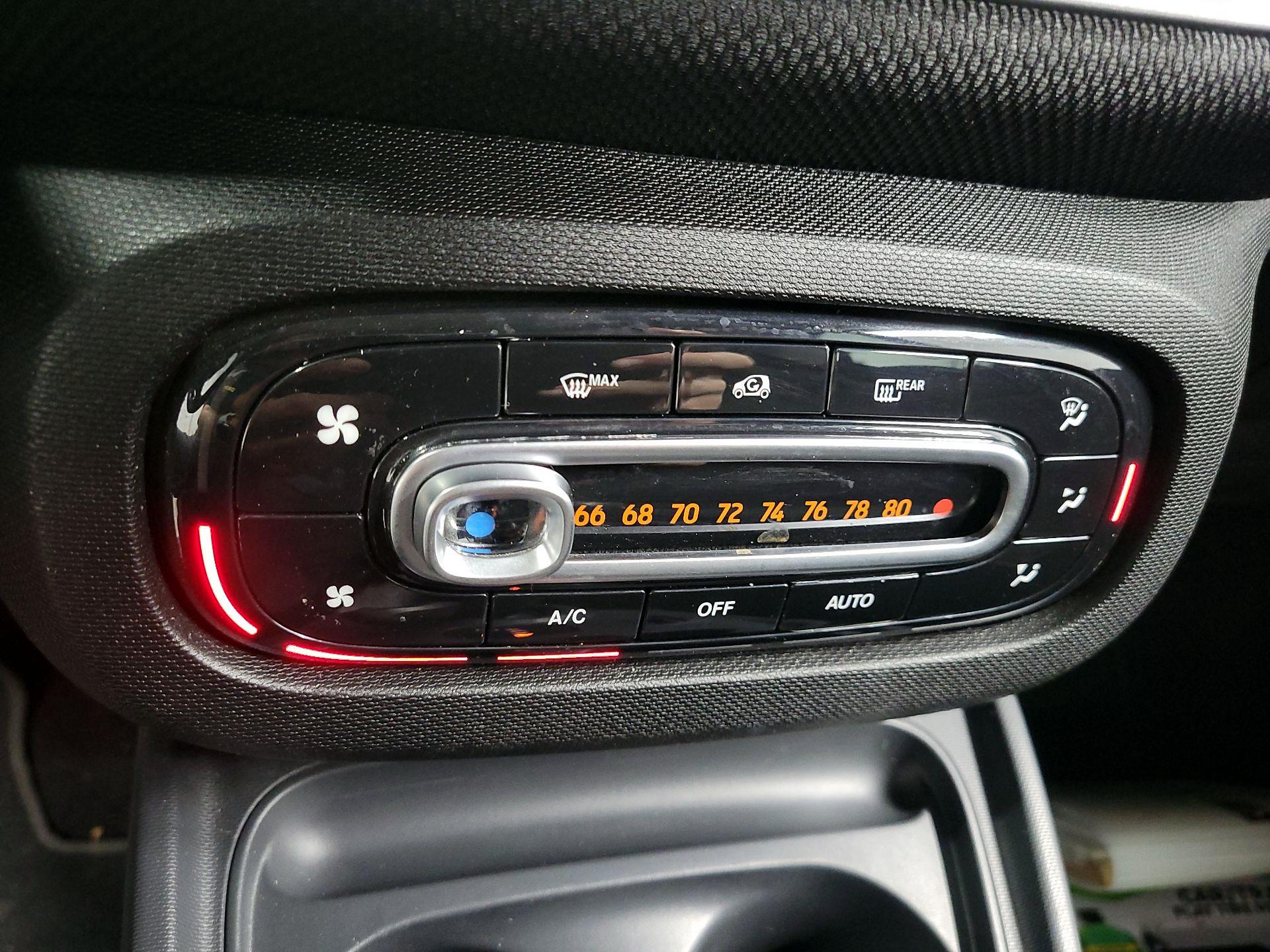 Thumbnail: 2016 smart fortwo - 14