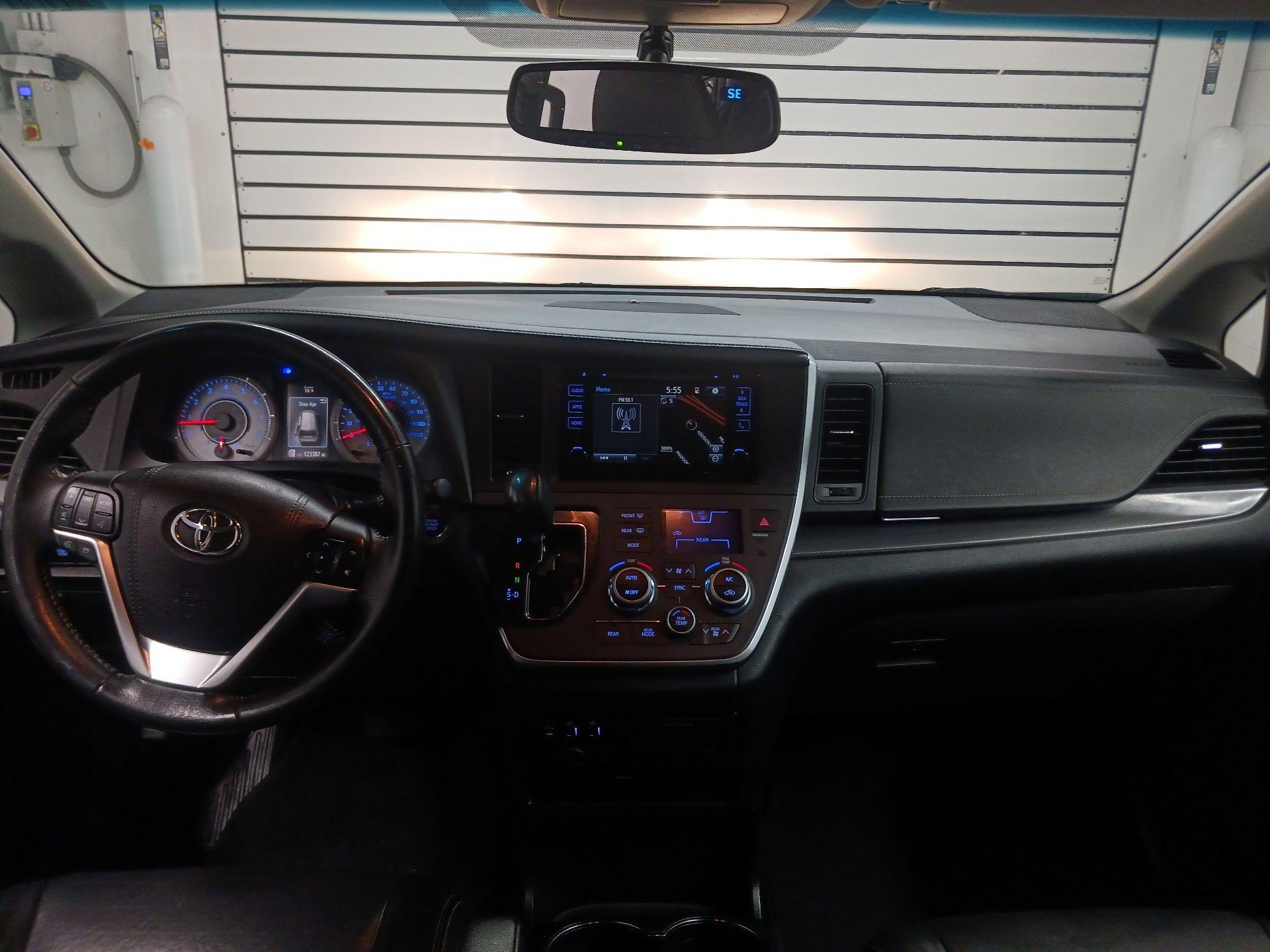 Thumbnail: 2017 Toyota Sienna - 9