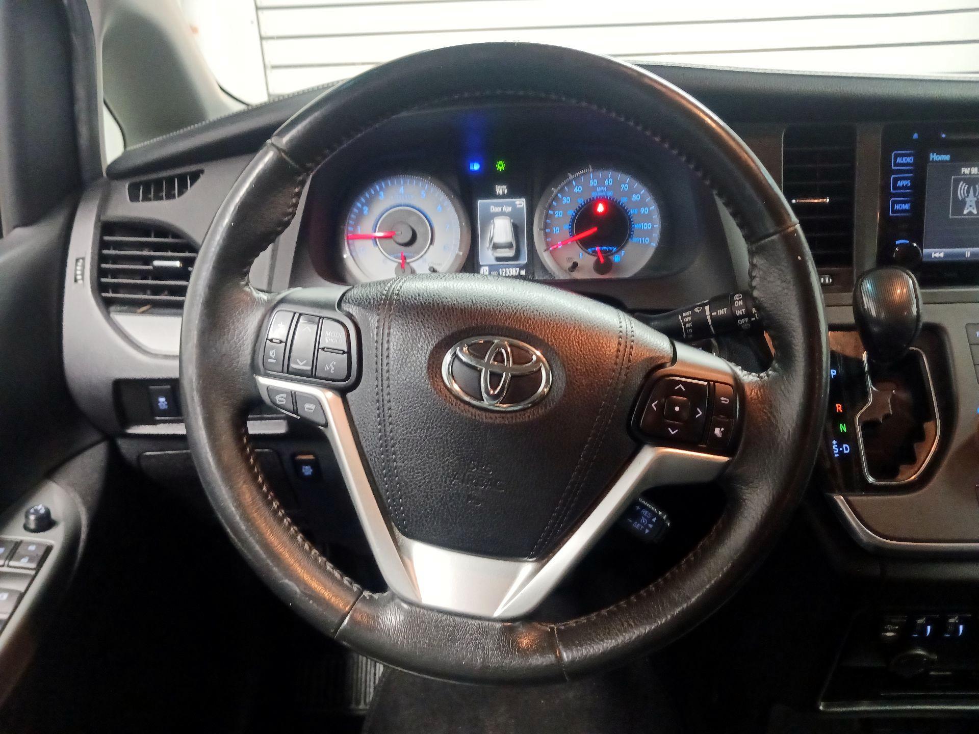 Thumbnail: 2017 Toyota Sienna - 10