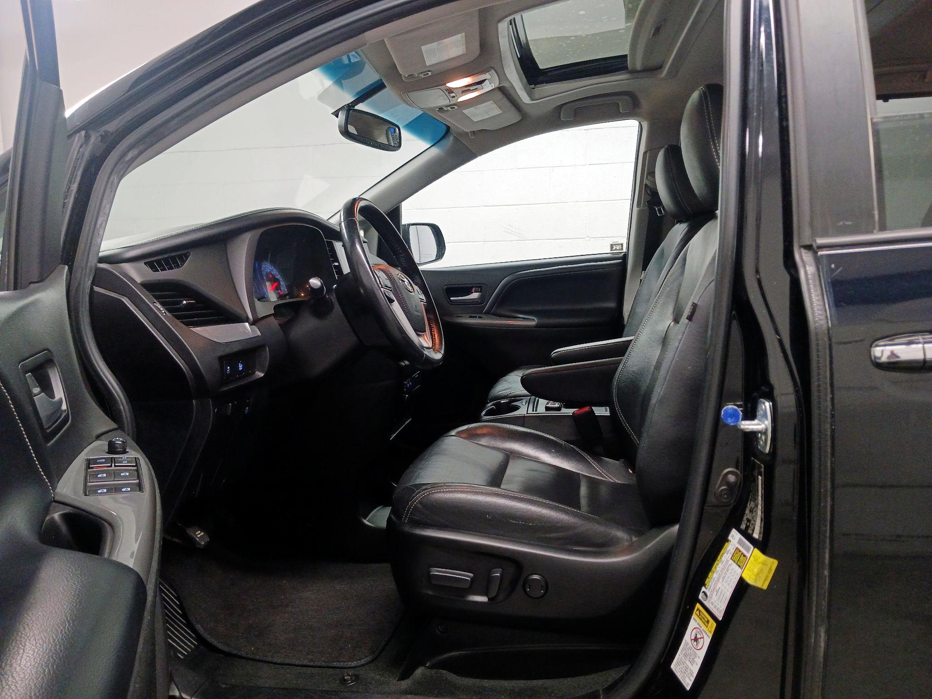 Thumbnail: 2017 Toyota Sienna - 11