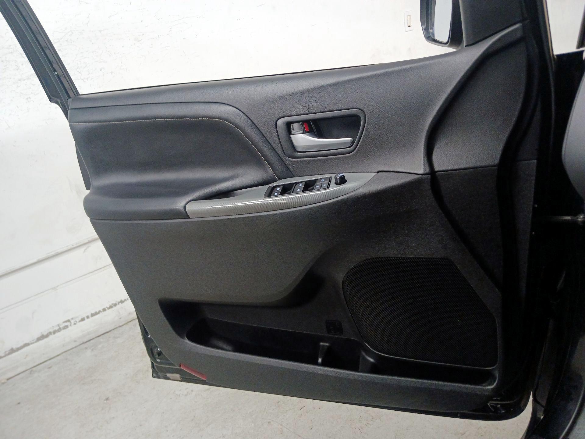 Thumbnail: 2017 Toyota Sienna - 12