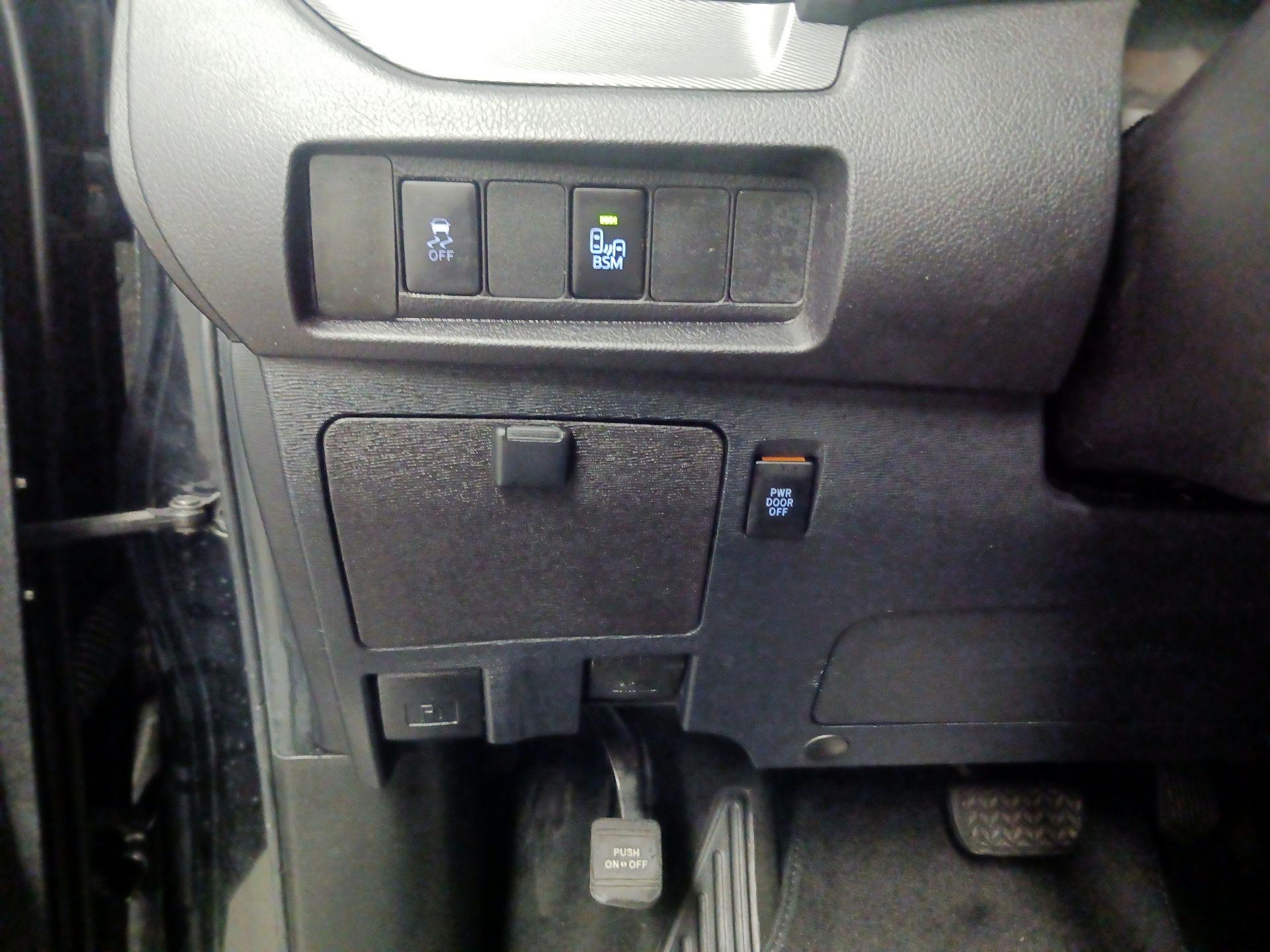 Thumbnail: 2017 Toyota Sienna - 13