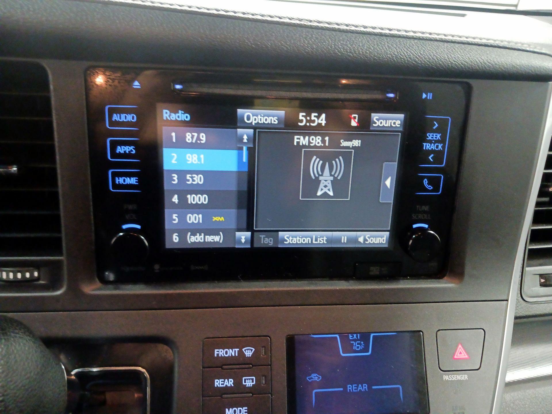 Thumbnail: 2017 Toyota Sienna - 16