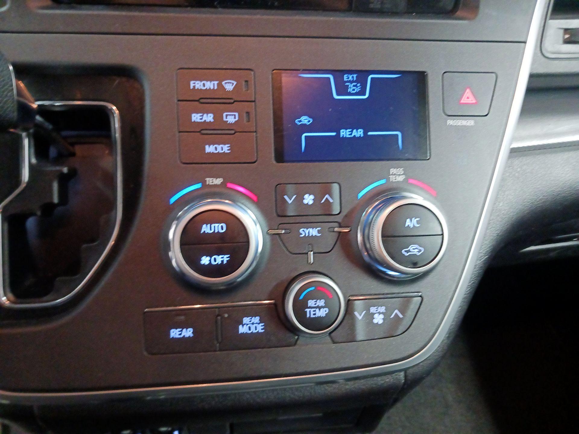 Thumbnail: 2017 Toyota Sienna - 17