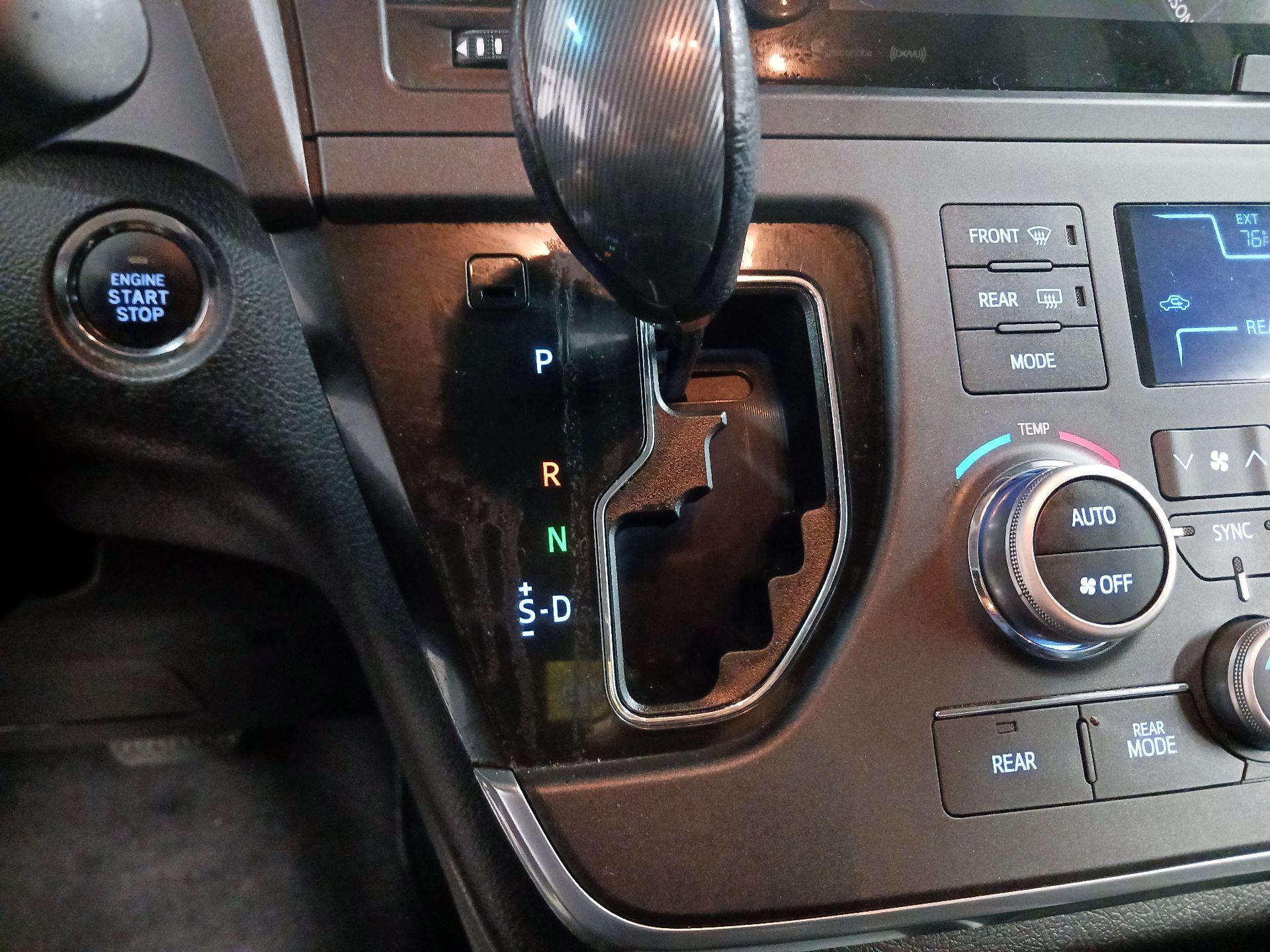 Thumbnail: 2017 Toyota Sienna - 18