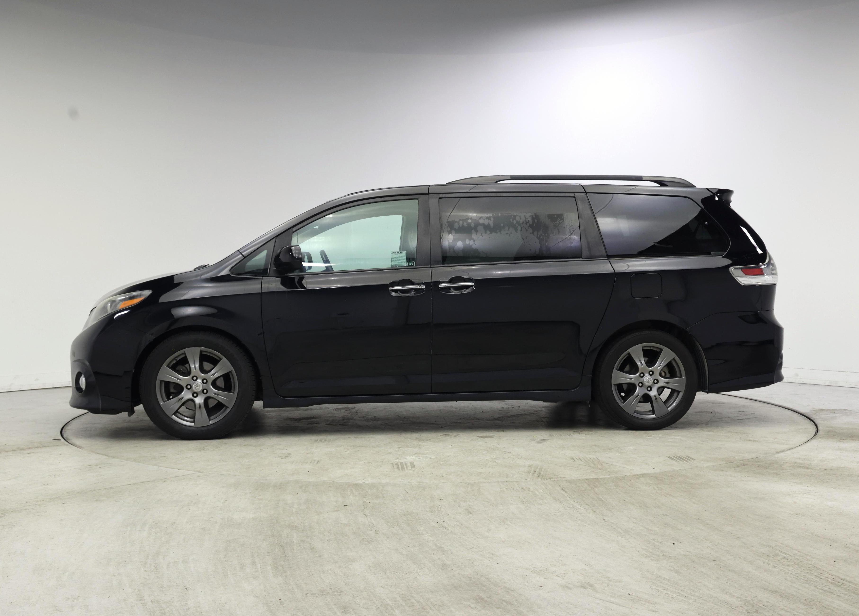 Thumbnail: 2017 Toyota Sienna - 3