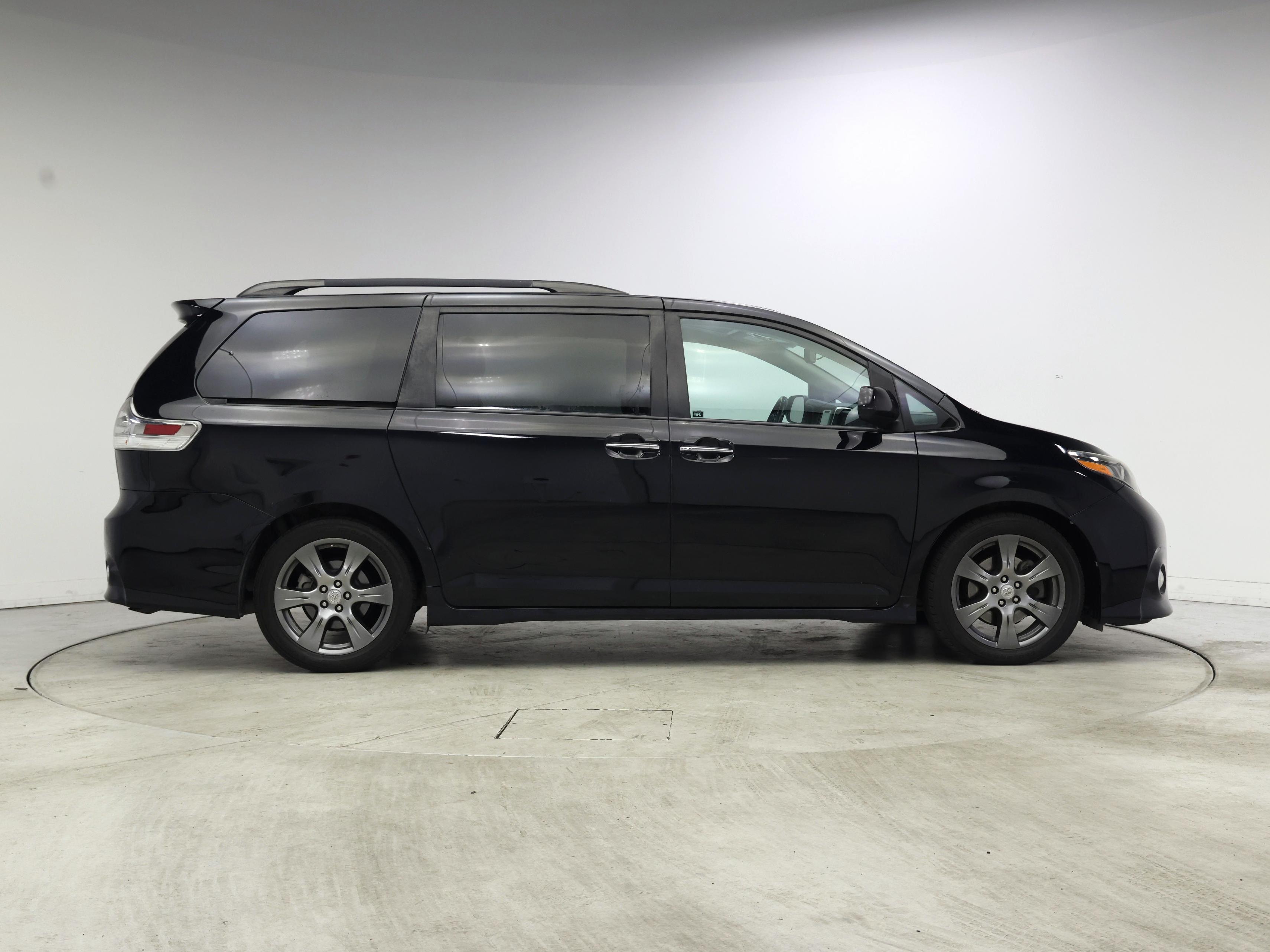 Thumbnail: 2017 Toyota Sienna - 7